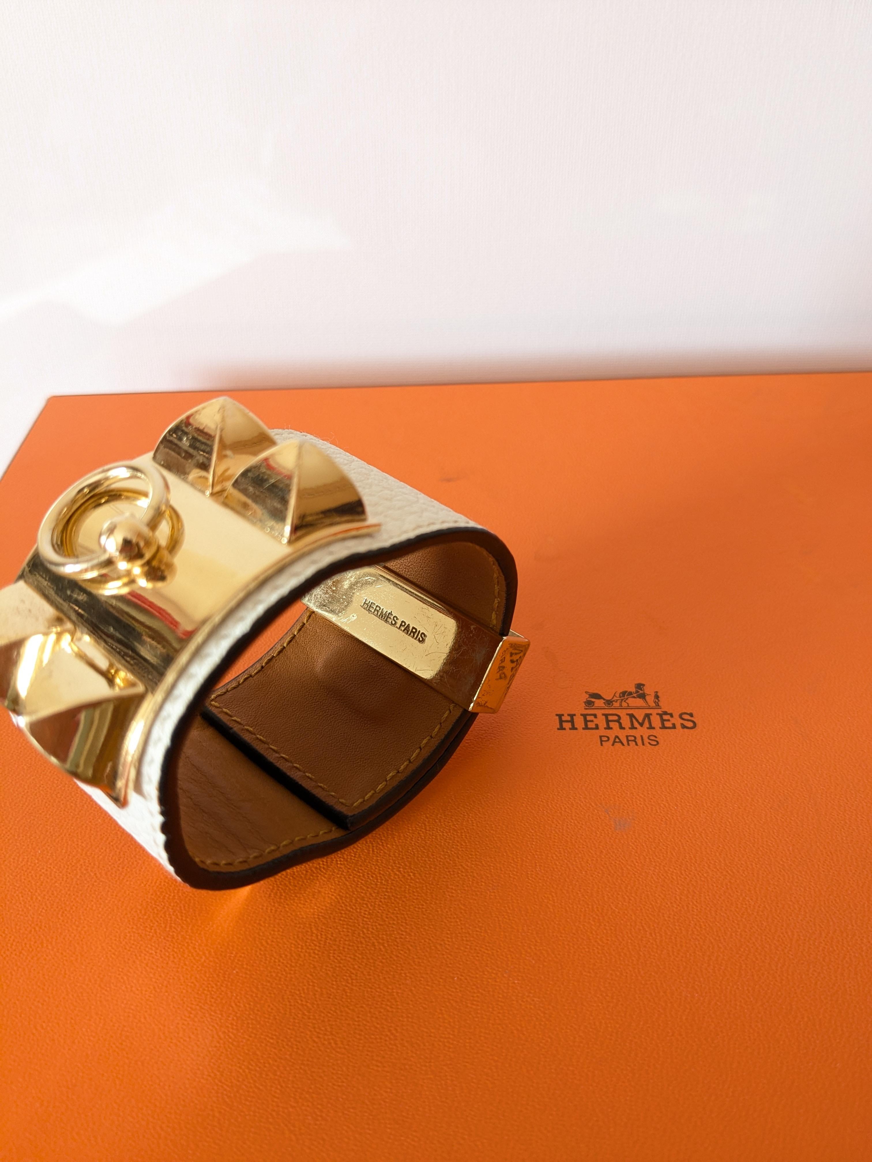 HERMES Bracciale Collier de Chien in pelle epson bianca Oro rosa
Taglia media T3 M 16,5 cm 
Con scatola 

Nel 1837, tra le mura del suo laboratorio al 56 di rue Basse-du-Rempart, Thierry Hermès realizzò una collezione di finimenti mozzafiato, ognuno