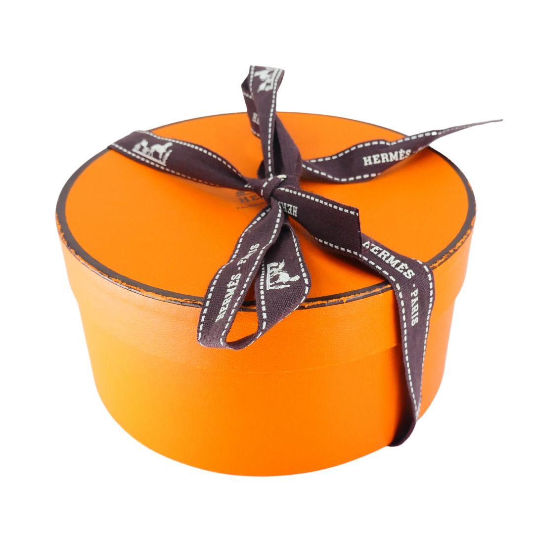 Ce bracelet manchette Collier de Chien Hermès est réalisé en aluminium noir et reprend les emblématiques clous pyramidaux et le motif central en forme d'anneau O qui définissent la collection classique Collier de Chien de la maison. Connue pour sa