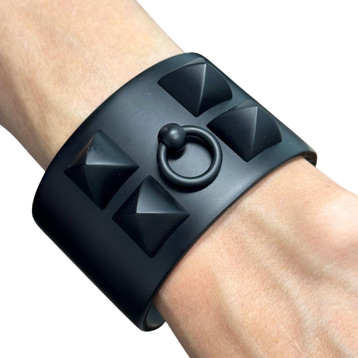 Hermes Collier de Chien Bracciale Sunset in alluminio nero In condizioni buone in vendita a Beverly Hills, CA