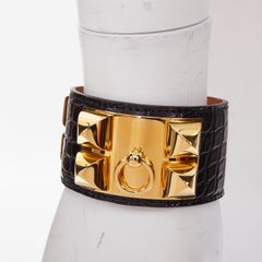 HERMES Hundehalsband aus mattschwarzem, schuppenartigem Leder mit goldenen Beschlägen – Armreif