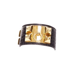 HERMES Hundehalsband aus mattschwarzem, schuppenartigem Leder mit goldenen Beschlägen – Armreif