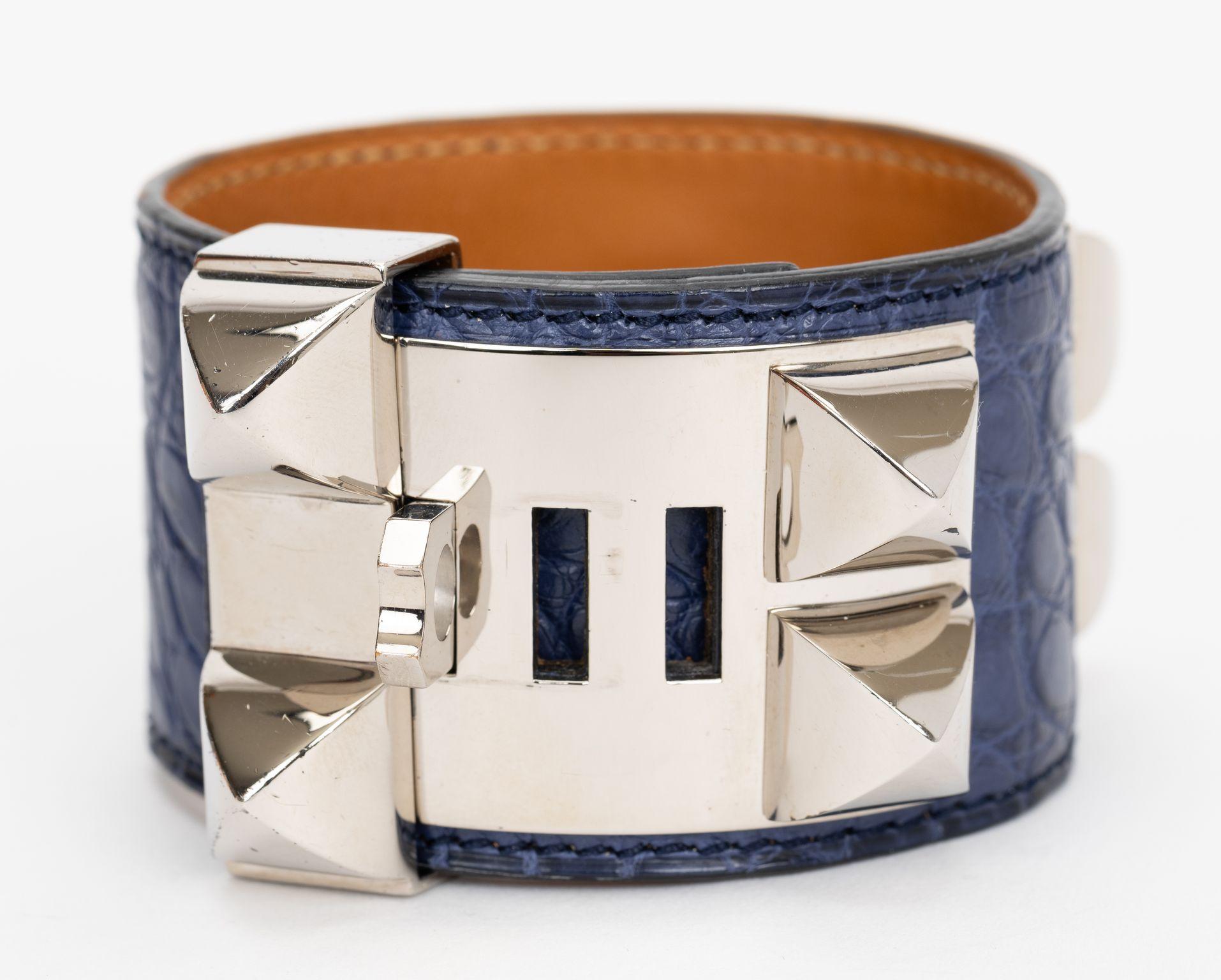 Bracelet Collier De Chien d'Hermes en alligator bleu, avec des attaches en palladium.
Estampille de date X. Taille petite et boîte d'origine.