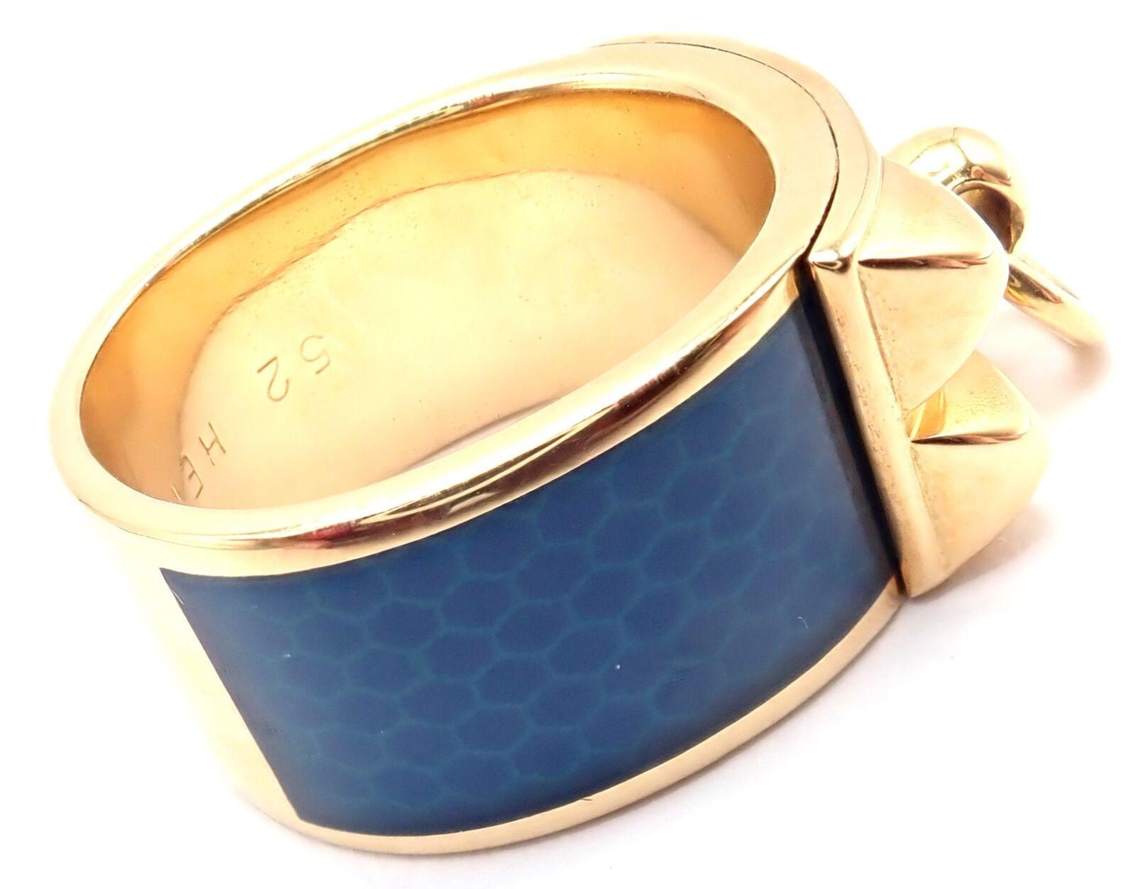Bague Collier De Chien en or jaune 18k émaillée par Hermes. 
Détails : 
Taille de l'anneau : Européen 52, US 6
Poids : 14 gramme
Largeur : 11 mm
Poinçons : Hermes 750 52 280XXX (le numéro de série a été omis)
*Envoi gratuit au sein des États-Unis*