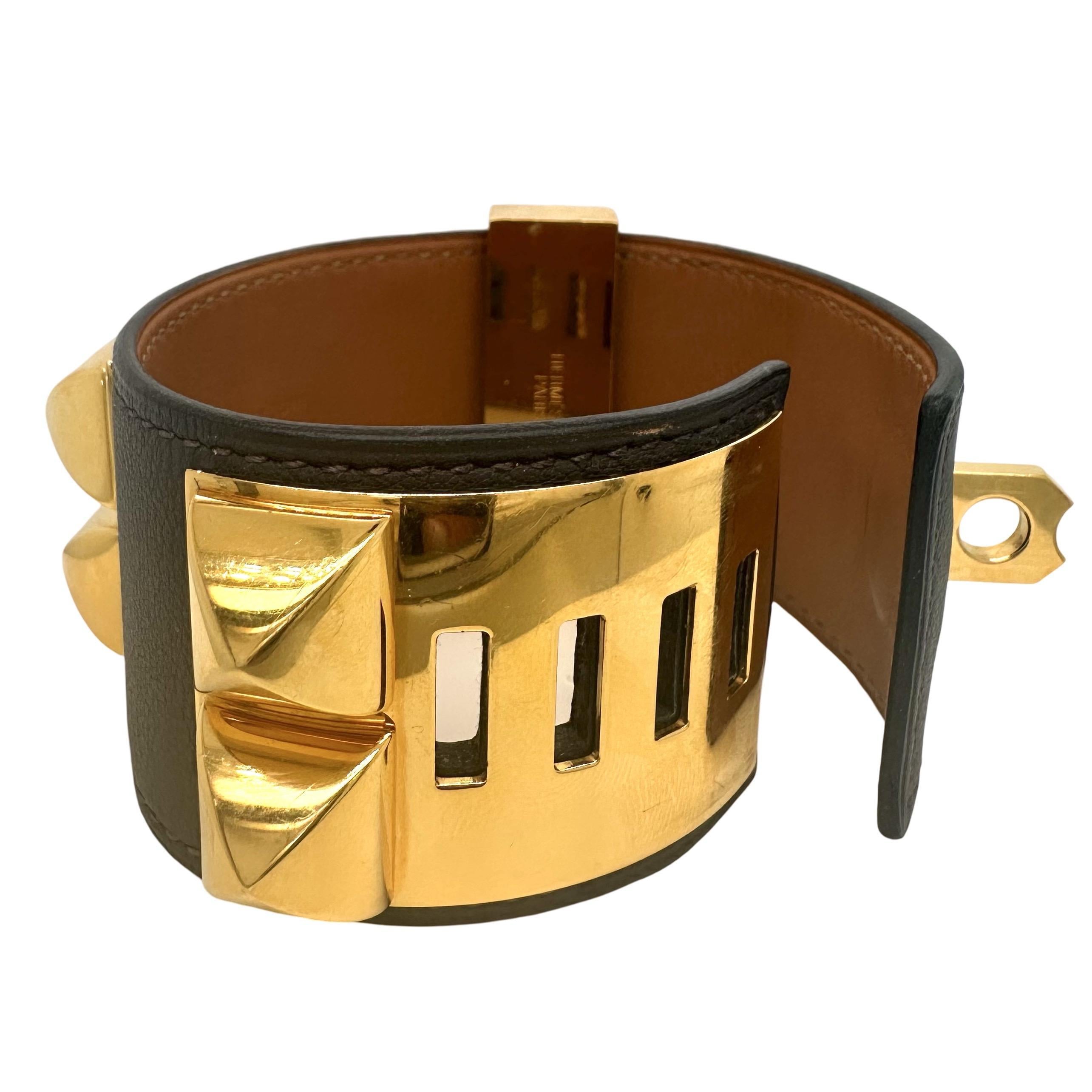 Diseñador: Hermes
Material: Acabado metálico chapado en oro amarillo
Tamaño: tamaño de muñeca aprox. 6,1 pulgadas
Anchura: 1.6 pulgadas
Descripción: Pulsera de piel de cabra de Chamkila con cierre ajustable y tachuelas y anilla de Medor