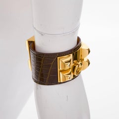 HERMES Hundehalsband, braun, glänzendes Alligatorleder, goldene Medor-Armreif-Armband