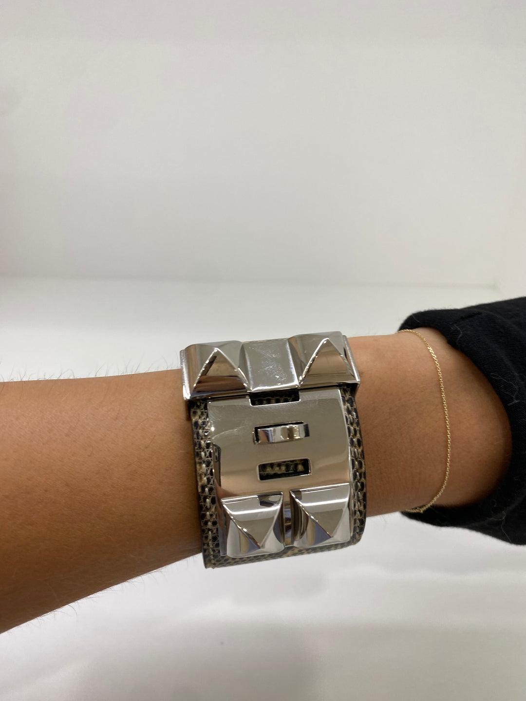 Classique et toujours à collectionner, le bracelet manchette Collier de Chien d'Hermès est un bijou incontournable. Cette manchette Ombre Exotic est dotée d'un mécanisme de tonalité argentée et peut être réglée sur 4 positions différentes. 

Condit