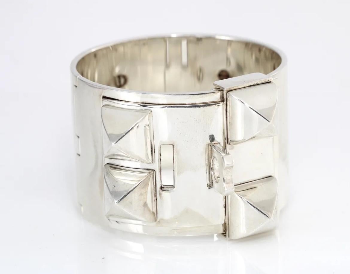 Metallfans werden dieses 40 Millimeter breite, 252 Gramm schwere, hochglanzpolierte Hermès Collier de Chien Armband aus Sterlingsilber lieben! Dieses Schmuckstück ist schwer, wie es sich für feines Metall gehört, und verfügt über einen Türklopfer