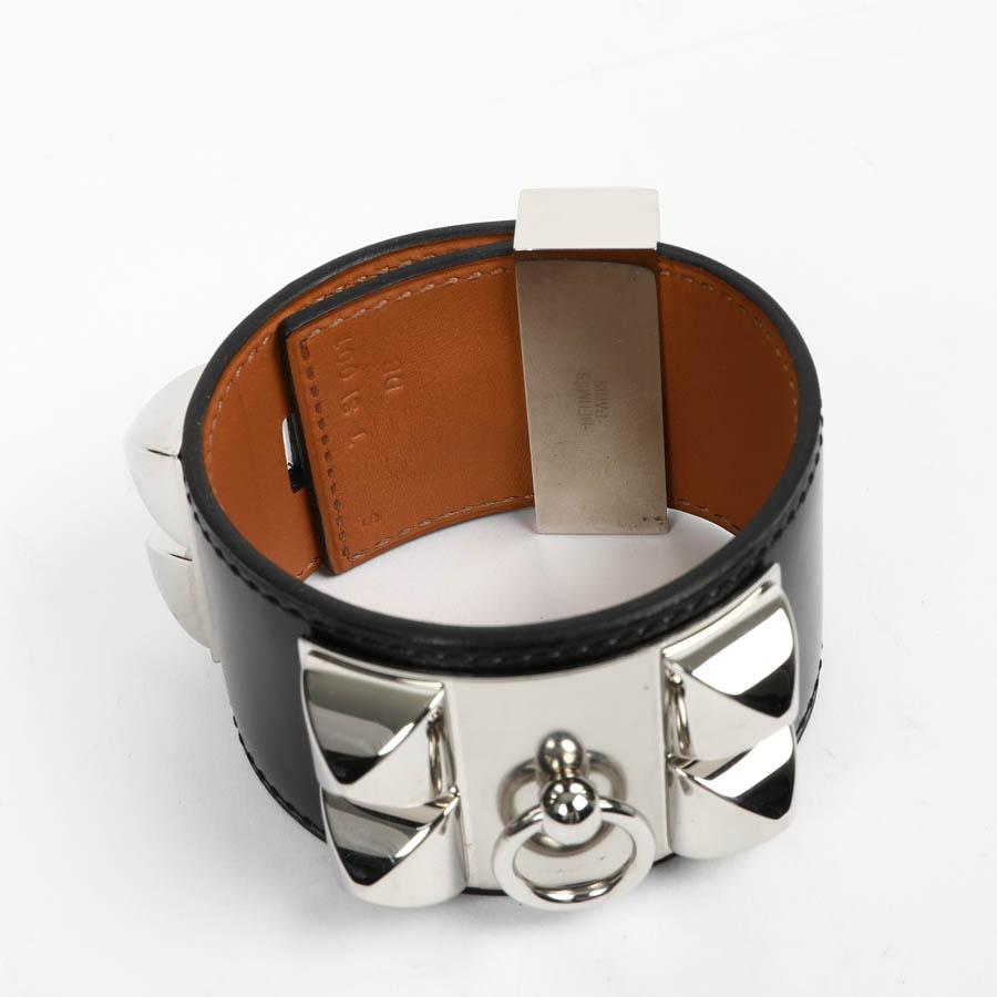 Collier de chien cuff in black box calfskin. It is new. Silver metal attributes. 
Size S. 21 cm long.
Never worn, this black box leather cuff. 
Delivered in a non original pouch.