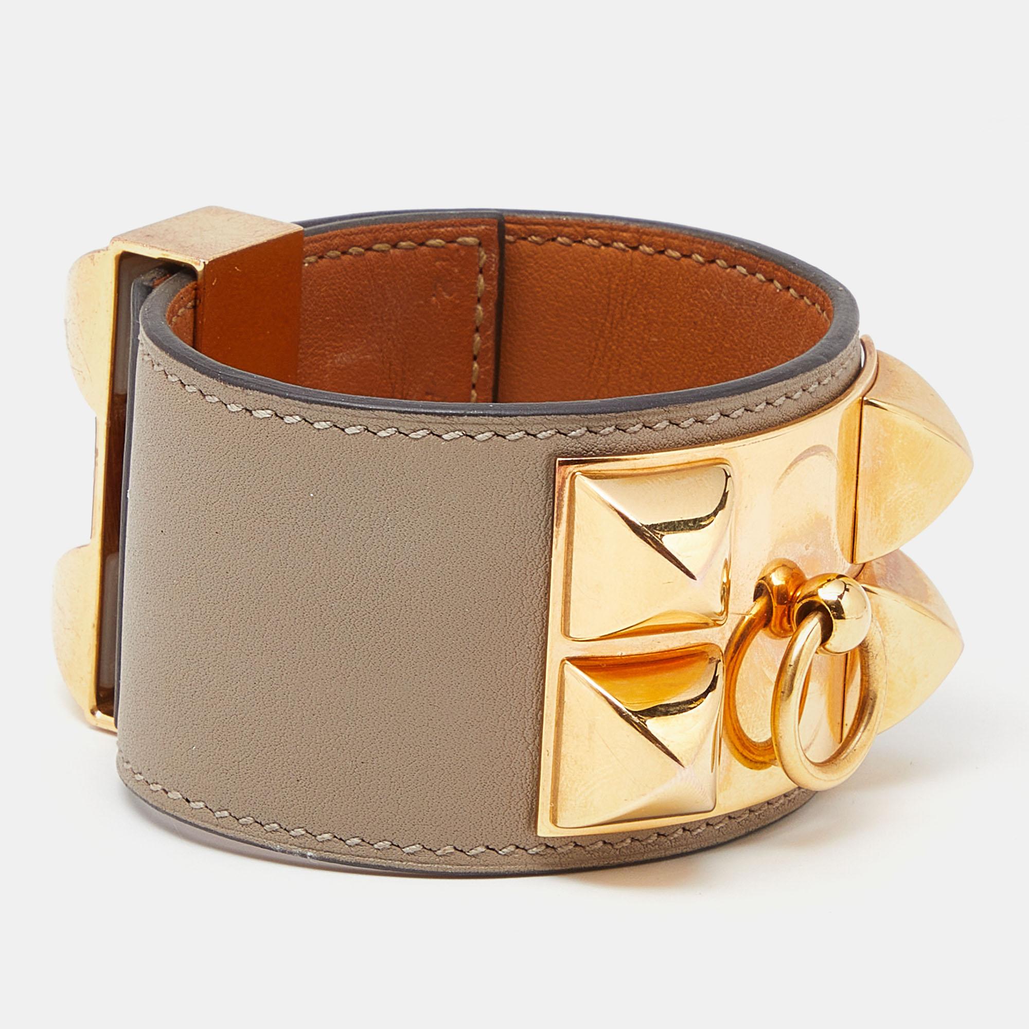 Ajoutez la magie d'Hermès à votre façon d'accessoiriser avec ce bracelet. Ce bracelet en cuir est stylisé avec des lignes fines et du métal doré. Souligné par des détails signature, il ne manquera pas d'ajouter un charme luxueux à votre ensemble.

