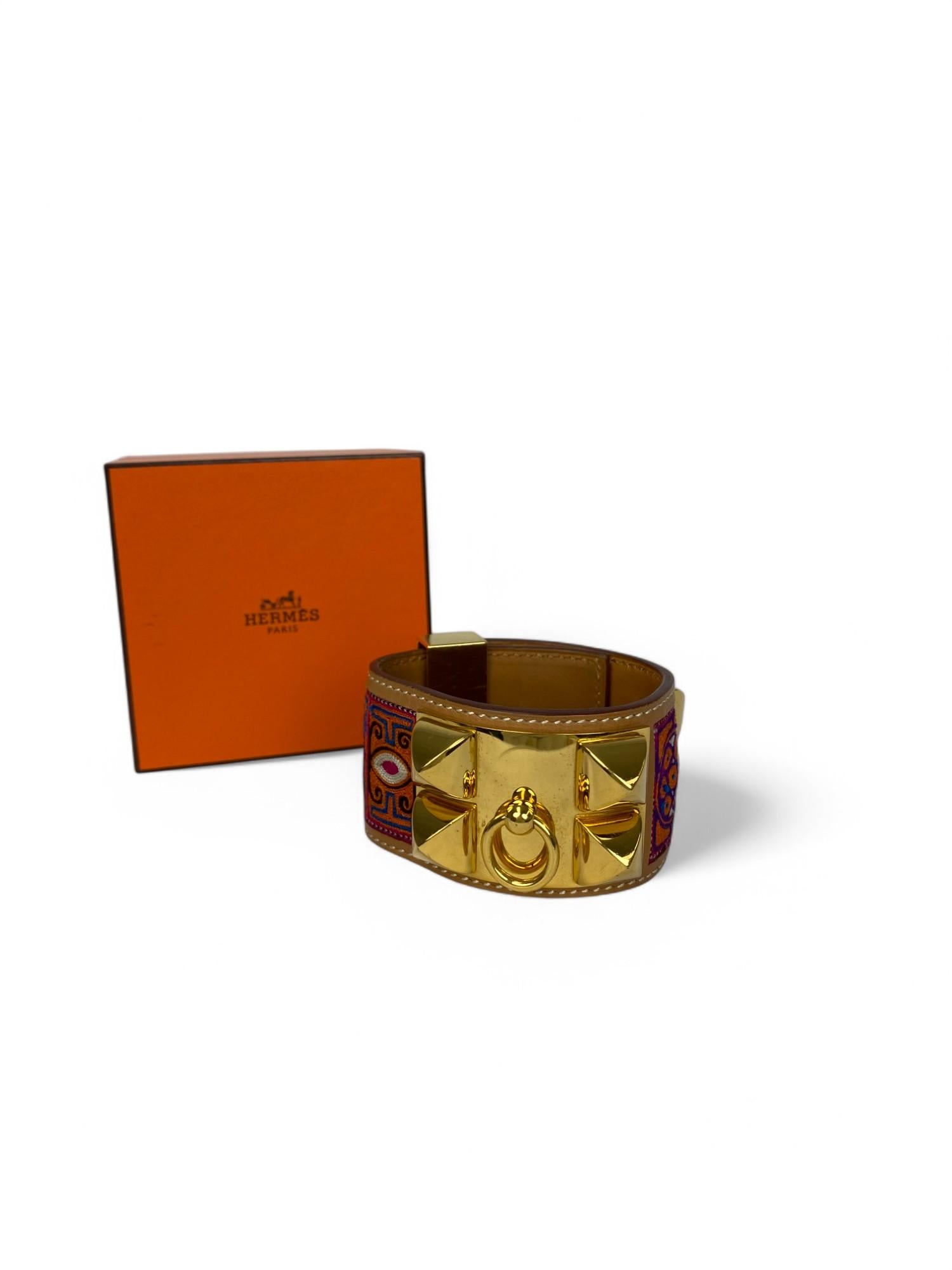 Un excepcional y raro brazalete Hermès Collier de Chien, fabricado durante la célebre colección del Año de la India en 2008 (Sello de fecha: L en un cuadrado).

Fabricada en Francia, esta icónica pieza cuenta con las características cuatro tachuelas