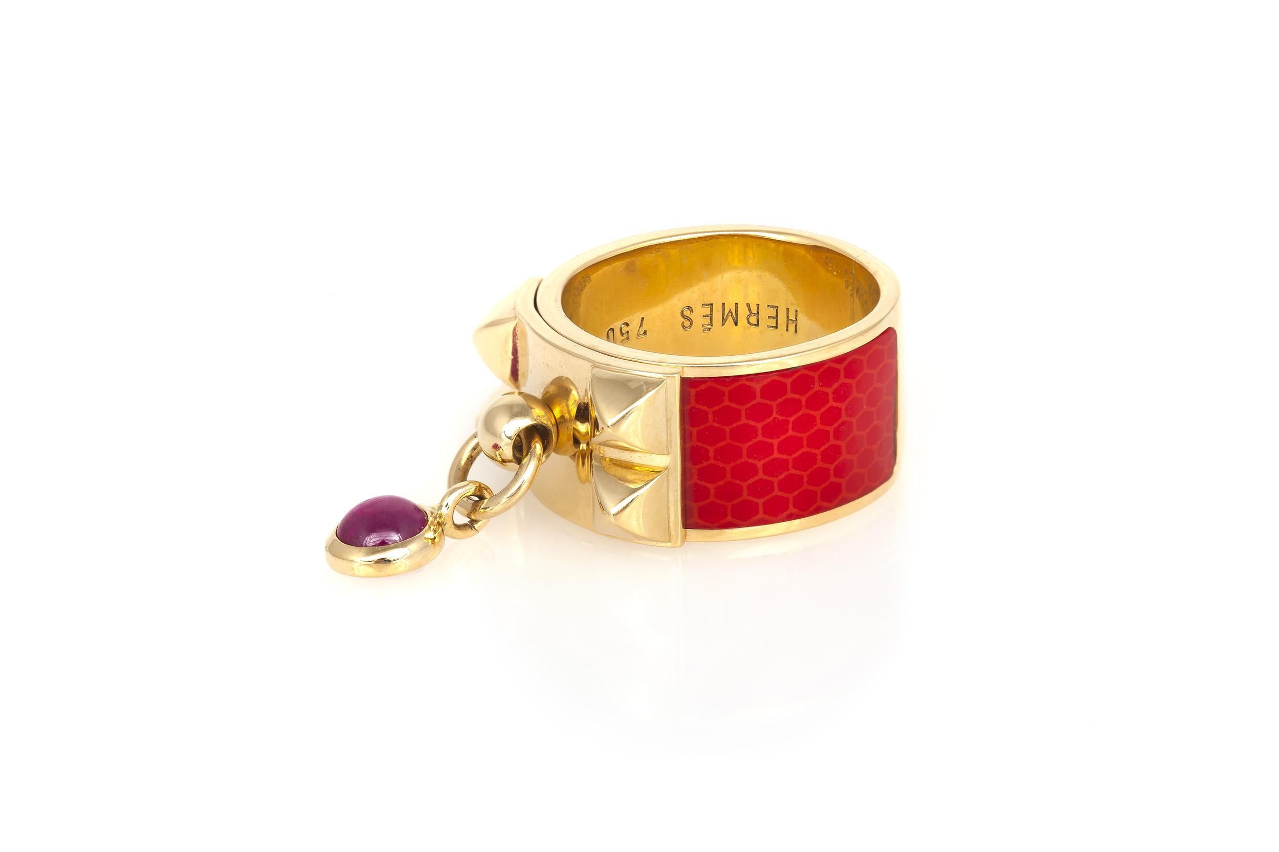 Finement réalisé en or jaune 18 carats émaillé rouge avec une breloque en rubis cabochon suspendue au centre. 
Signé par Hermès, de la collection Collier De Chien 
Taille 5 1/2