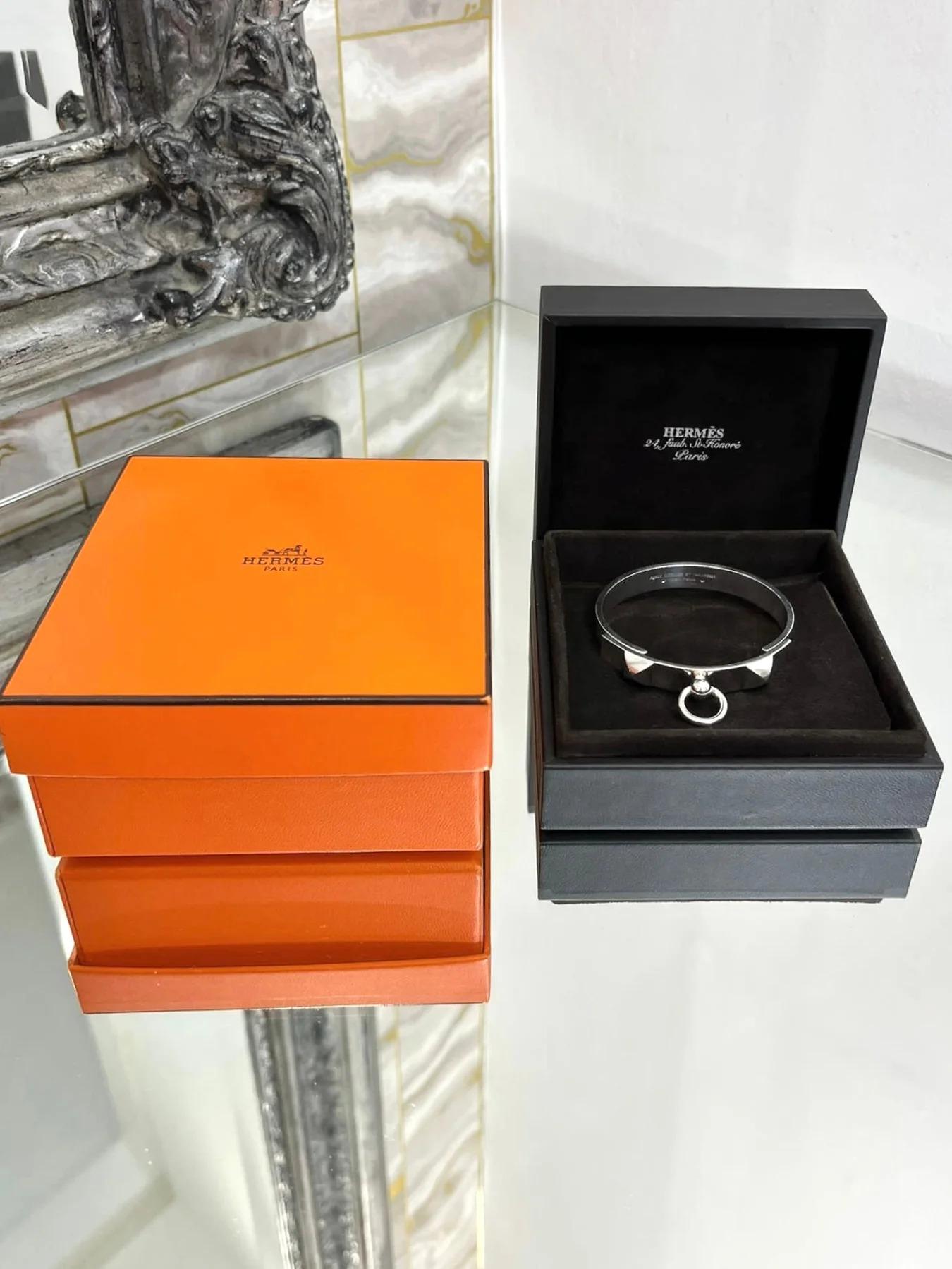 Hermes Collier De Chien Sterling Silver Bracelet

Iconic Medor design, slimmer version/small model.

Additional information:
Size – One Size
Composition – 925 Sterling Silver
Condition – Good ( Some scratches)
Comes with- Outer Box, Inner Box, Dust