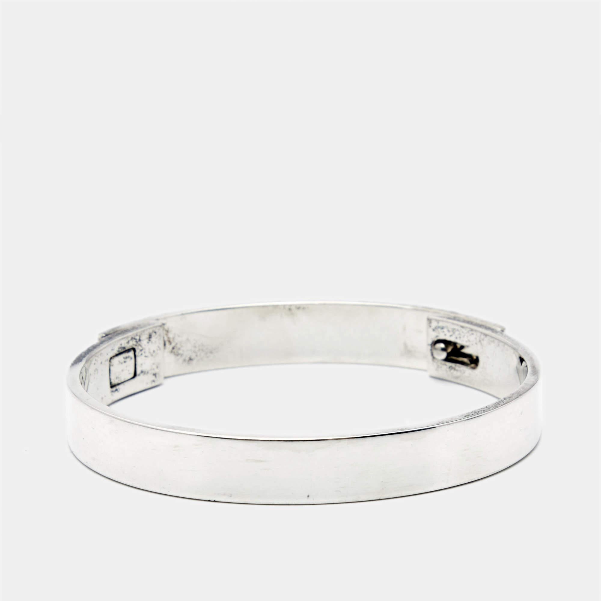 The choice of the best materials coupled with heritage artisanship makes this Hermes silver bracelet a creation worth cherishing. It sits gracefully on any wrist.

