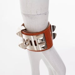 HERMES Hundehalsband in Hellbraun aus recycelter Eidechsenhaut mit silbernem Medor-Armband