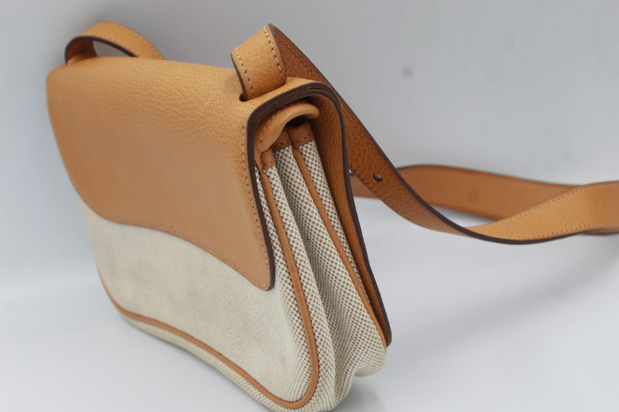 Hermès Colorado bag in canvas and leather.
Good condition, with some signs of wear ( on the strap, and some stains ).
Shoulder strap.
14cm x 23cm x 5cm