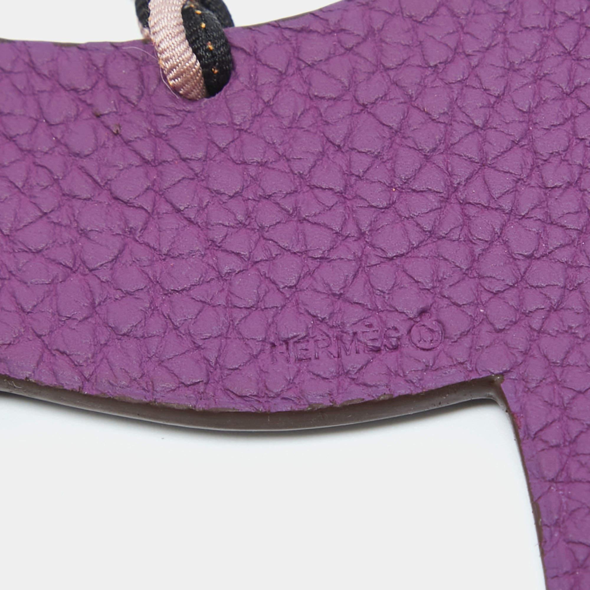 Taschenanhänger bieten eine spielerische Art, Ihre Hermès Designertaschen zu schmücken. Diese Kreation von Hermès kann auch an Ihren Schlüsseln befestigt werden.

