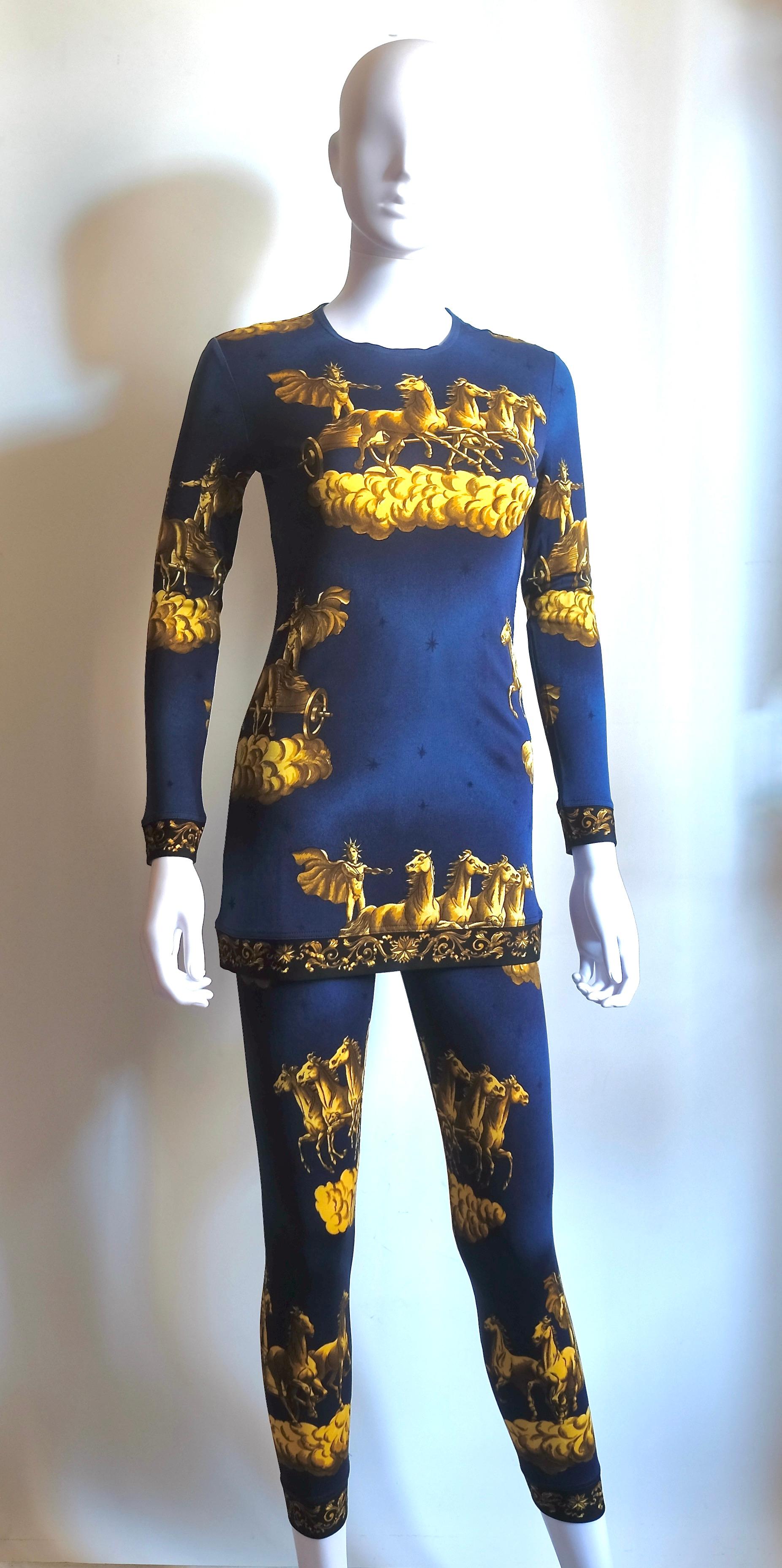 Hermès Vintage Selection By Corrado Luxury - Bellissimo completo in pura seta composto di blusa e leggings, il motivo è del Carrè iconico 