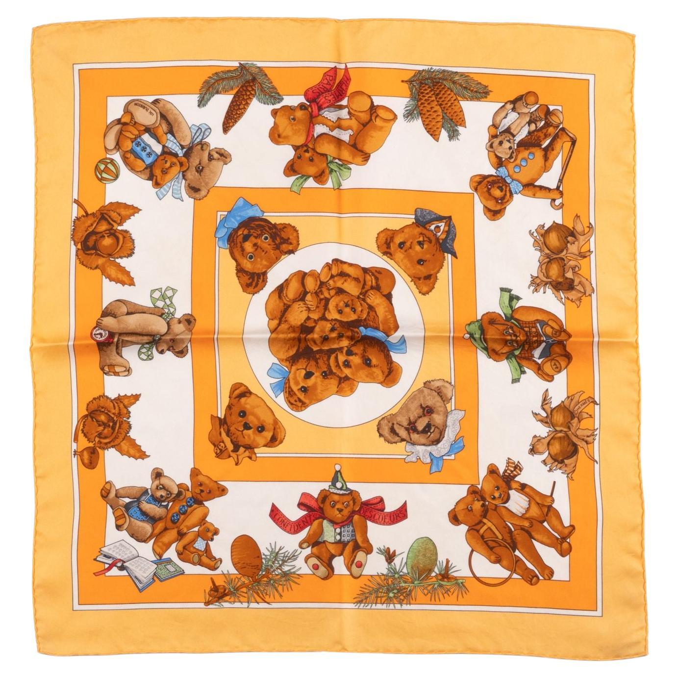 Echarpe Gavroche en soie "Confidents des Coeur" d'Hermès en vente