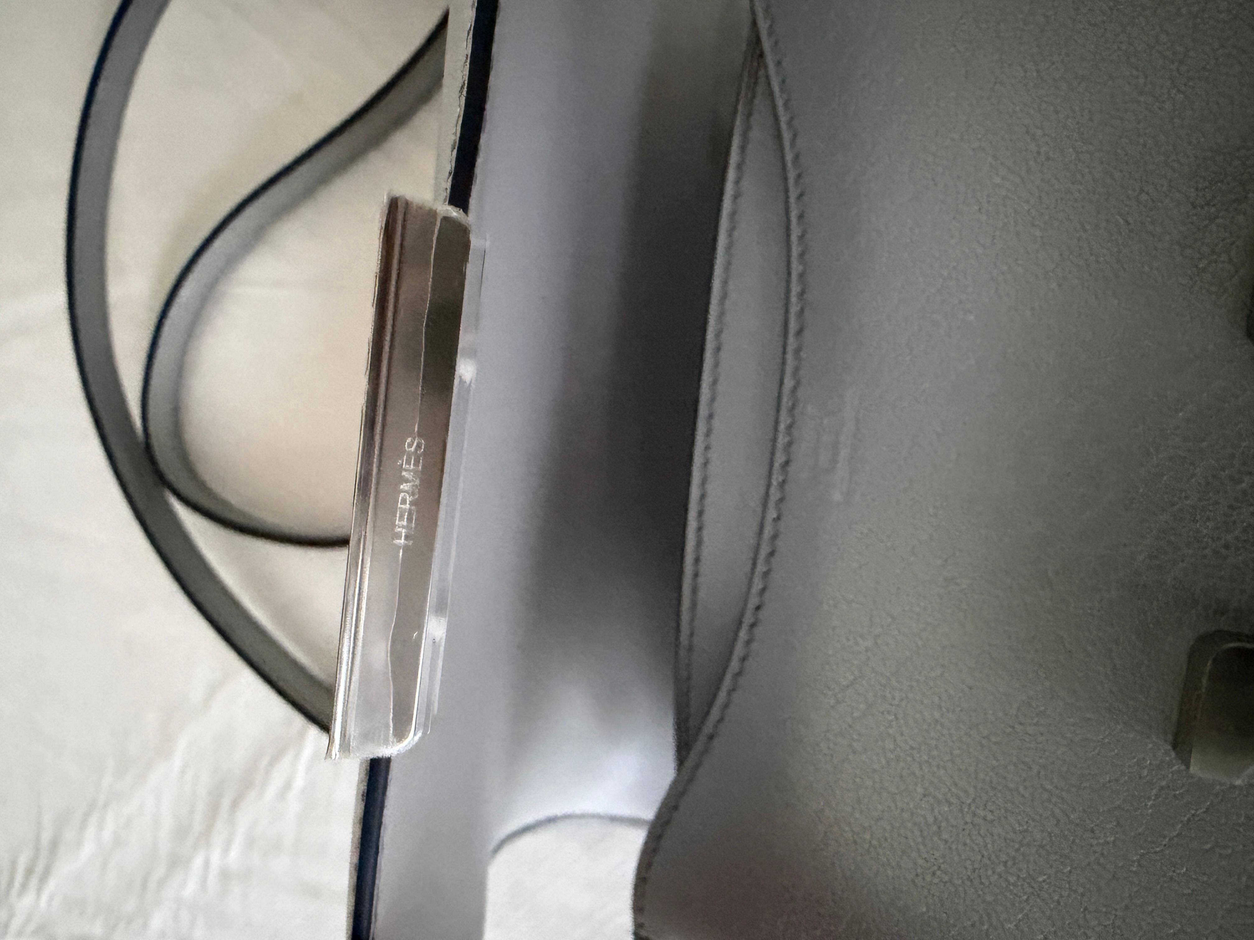 Le sac Hermès Constance a été créé pour la première fois en 1959 par la styliste Catherine Chaillet, qui lui a donné le nom de sa fille. Depuis, le Constance est devenu l'un des sacs les plus appréciés d'Hermès. C'est un sac que l'on voit porté par