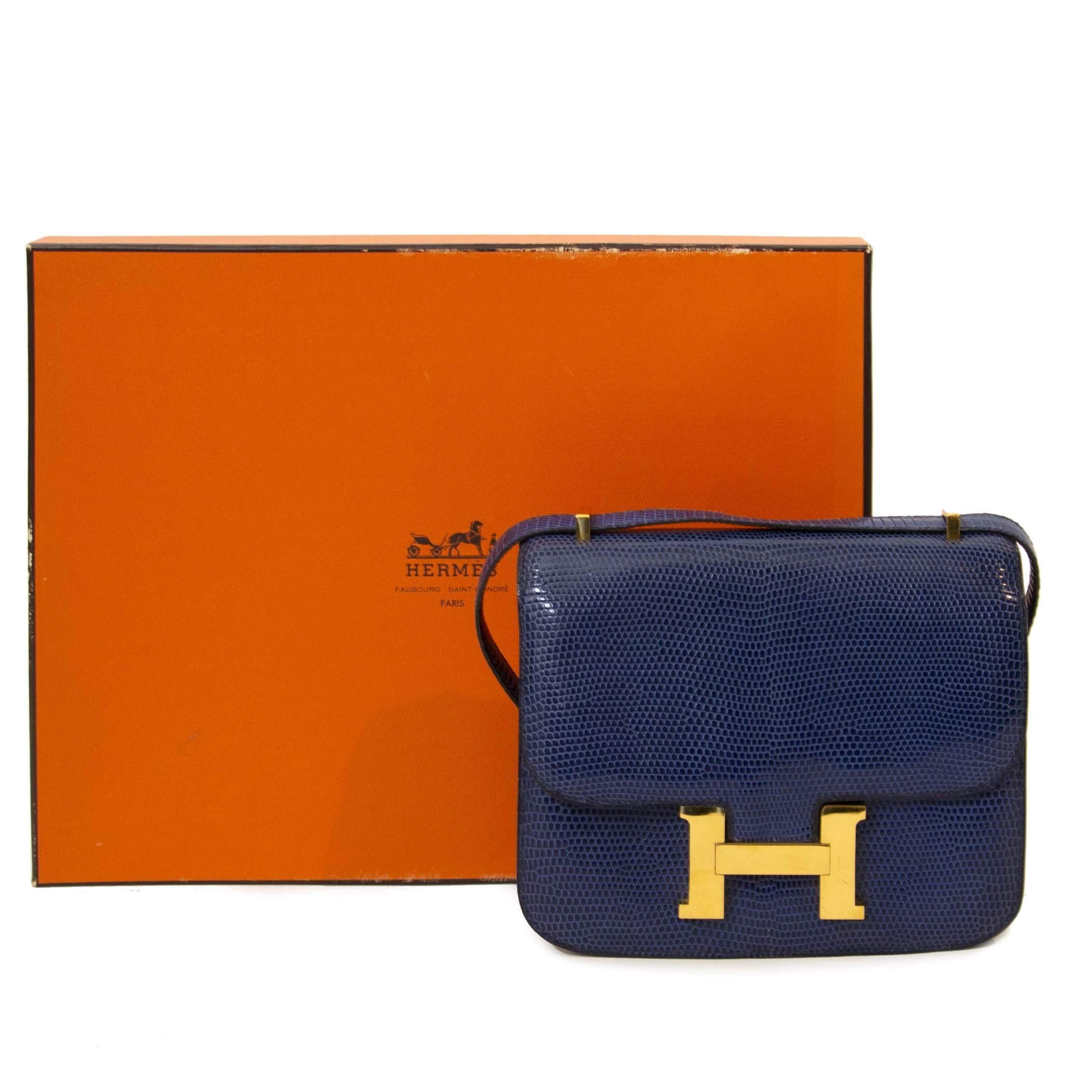 COLLECTOR'S ITEM

Hermès Constance 18 Lezard Bleu Saphir GHW

This exceptional piece by Hermès dates back from 1989 and is a true beauty! The gorgeous dark blue hue of the Lizard skin in combination with the warm gold-toned hardware make this an