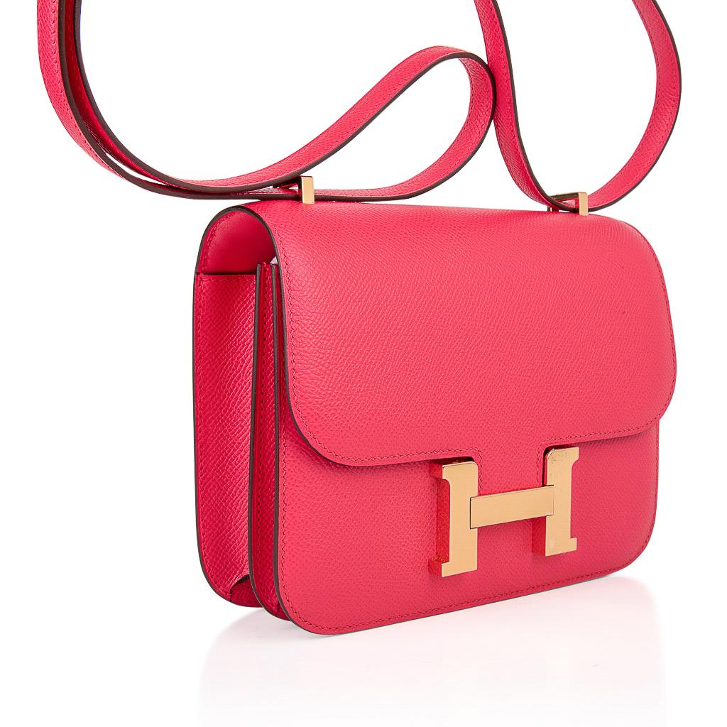 Mightychic propose un sac Hermès Constance 18 présenté en Rose Extrême.
Le cuir d'Epsom est souvent utilisé pour les couleurs vives, car il rehausse les teintures éclatantes. 
Le tout agrémenté d'une quincaillerie dorée.
Porté à la main, à l'épaule