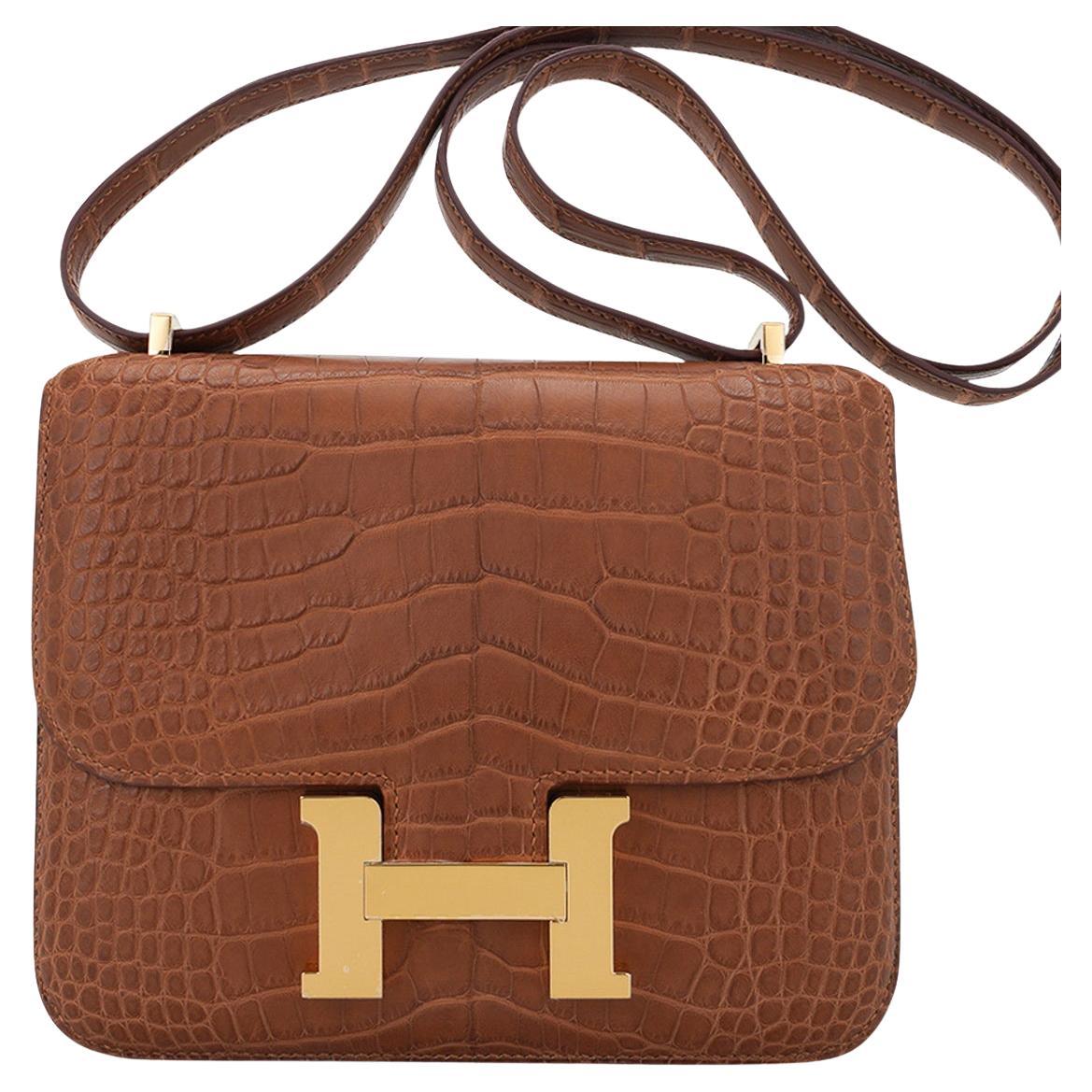 Hermès - Sac Constance 1-18 en alligator doré avec accessoires dorés En  vente sur 1stDibs