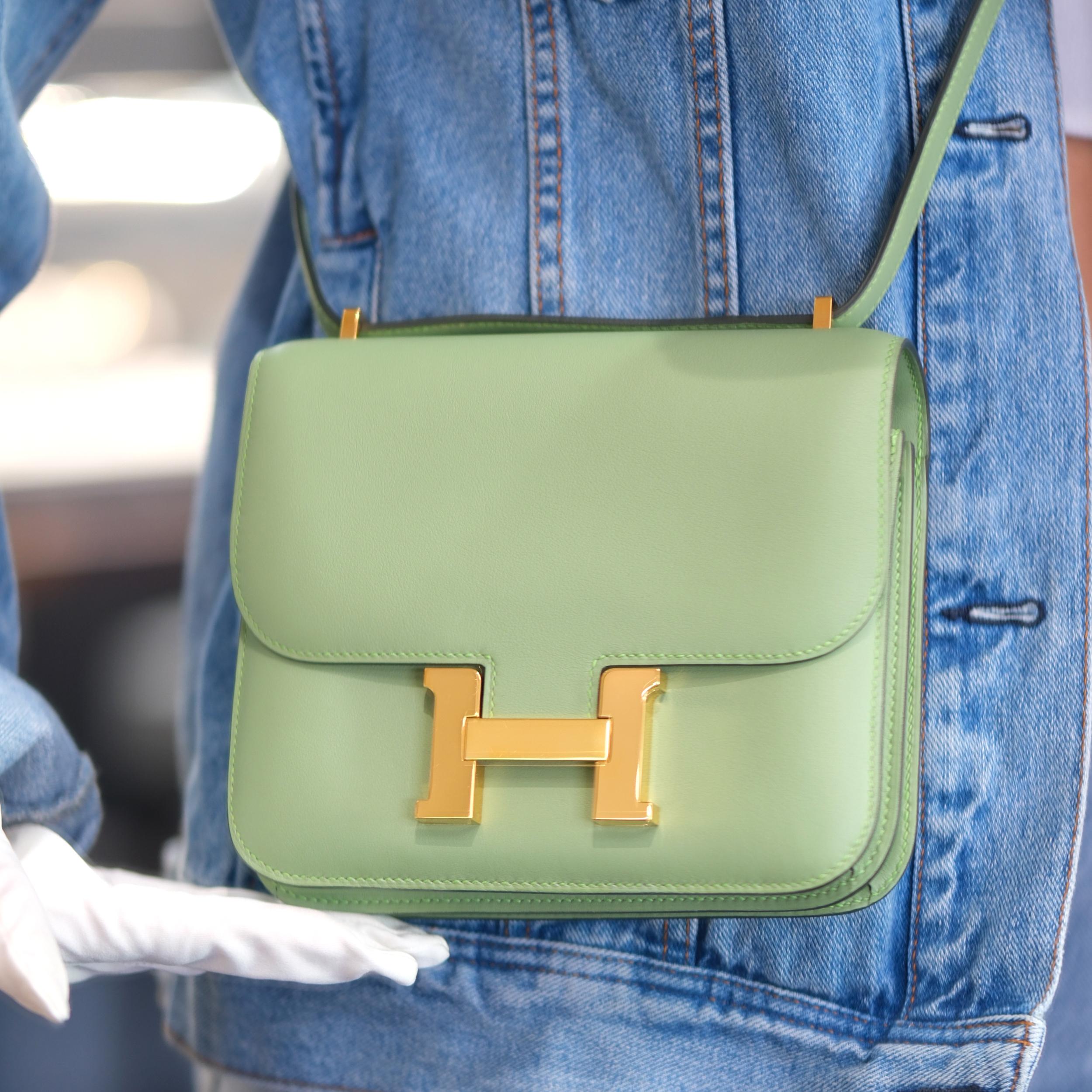 Hermes Constance 18 Mini III Mirror Vert Criquet Swift with Gold Hardware Excellent état - En vente à North Miami Beach, FL