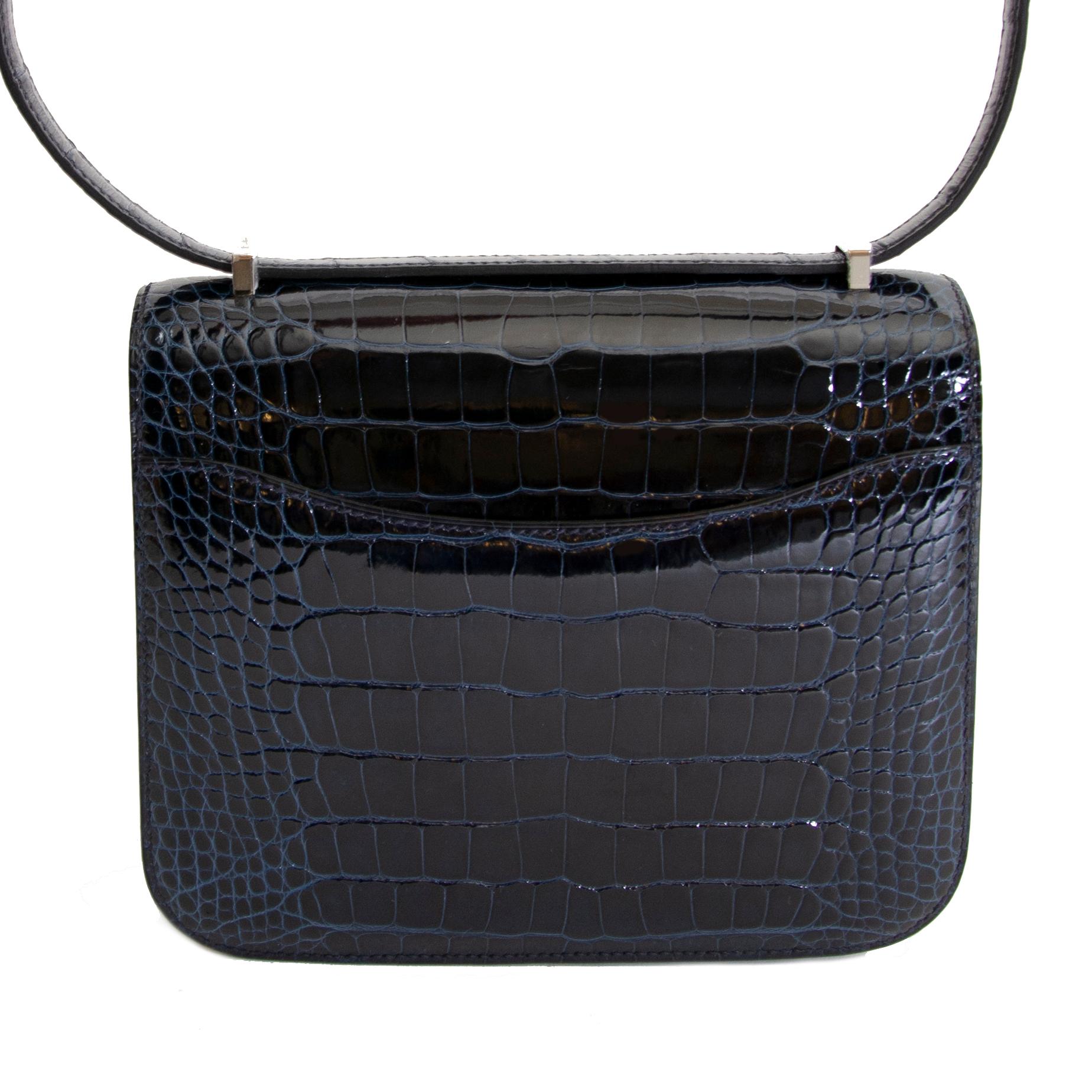 Hermès Constance 18 Mini Marquete Alligator Miss Lisse / Lezard Bleu Marine Ombre

This exclusive Hermès Constance bag comes in exotic Alligator Mississipiensis in the wonderful color Bleu Marine. The Constance Marquete features the iconic H logo