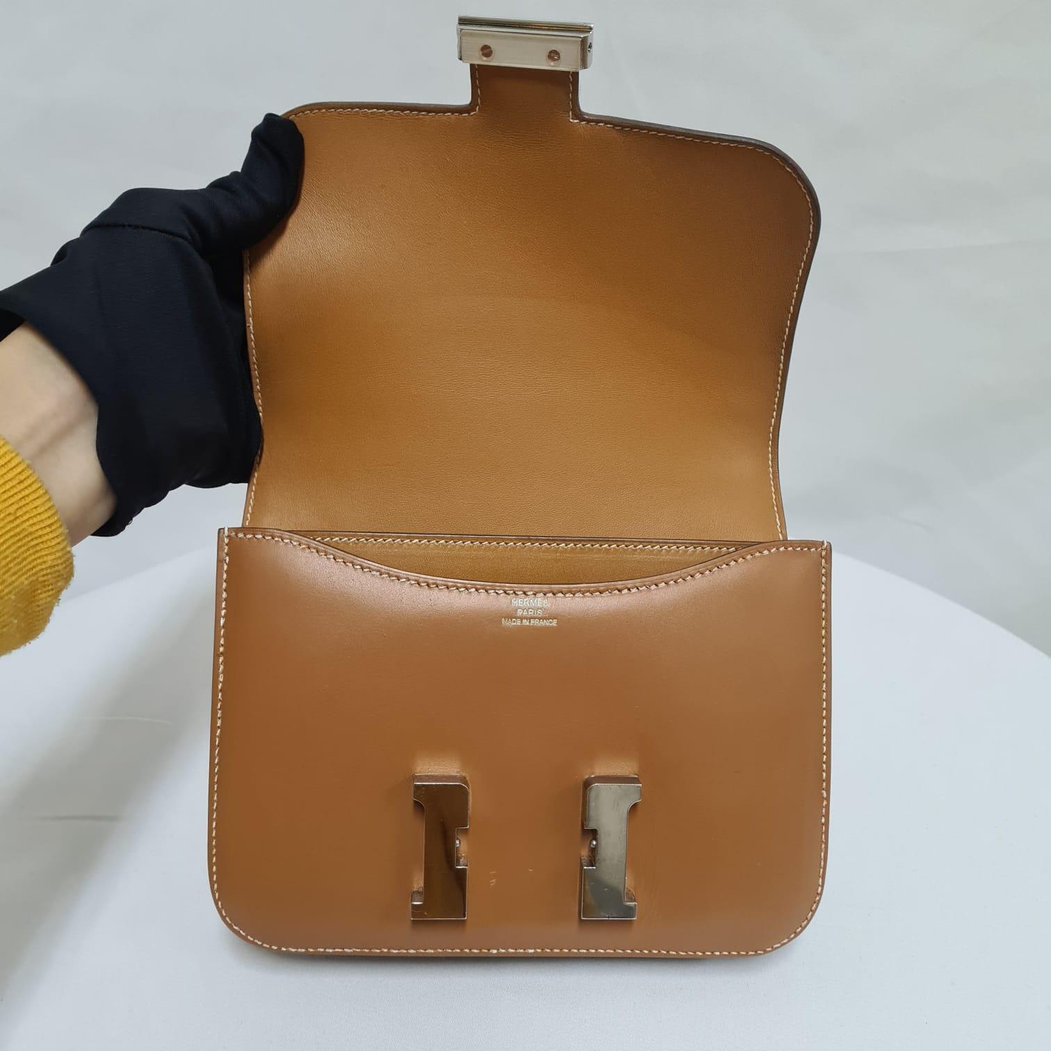 A classic hermes constance 18 in butler leather. Beautiful condition, with minor scratches under the hardware opening. Beautiful butler leather which is a box/swift like smooth leather with contrast stitching. Stamp C (2018). Comes with its box,
