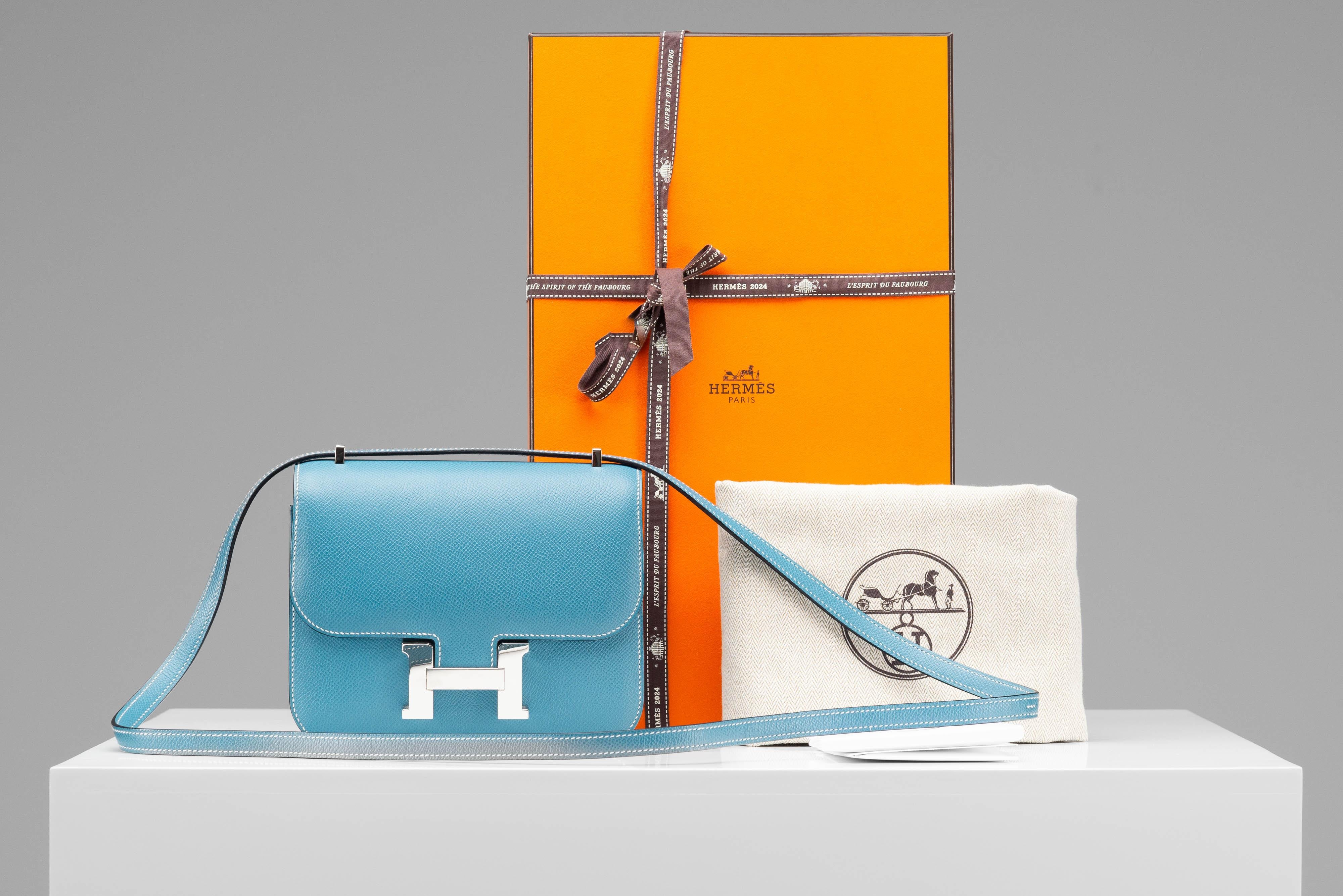 From the collection of SAVINETI we offer this NEW Hermès Constance 18:

- Brand: Hermès
- Model: Constance 18
- Color: Jeans Blue
- Condition: New Condition
- Year: 2024
- Materials: Epsom Leather
- Extras: Dustbag, Box and original
