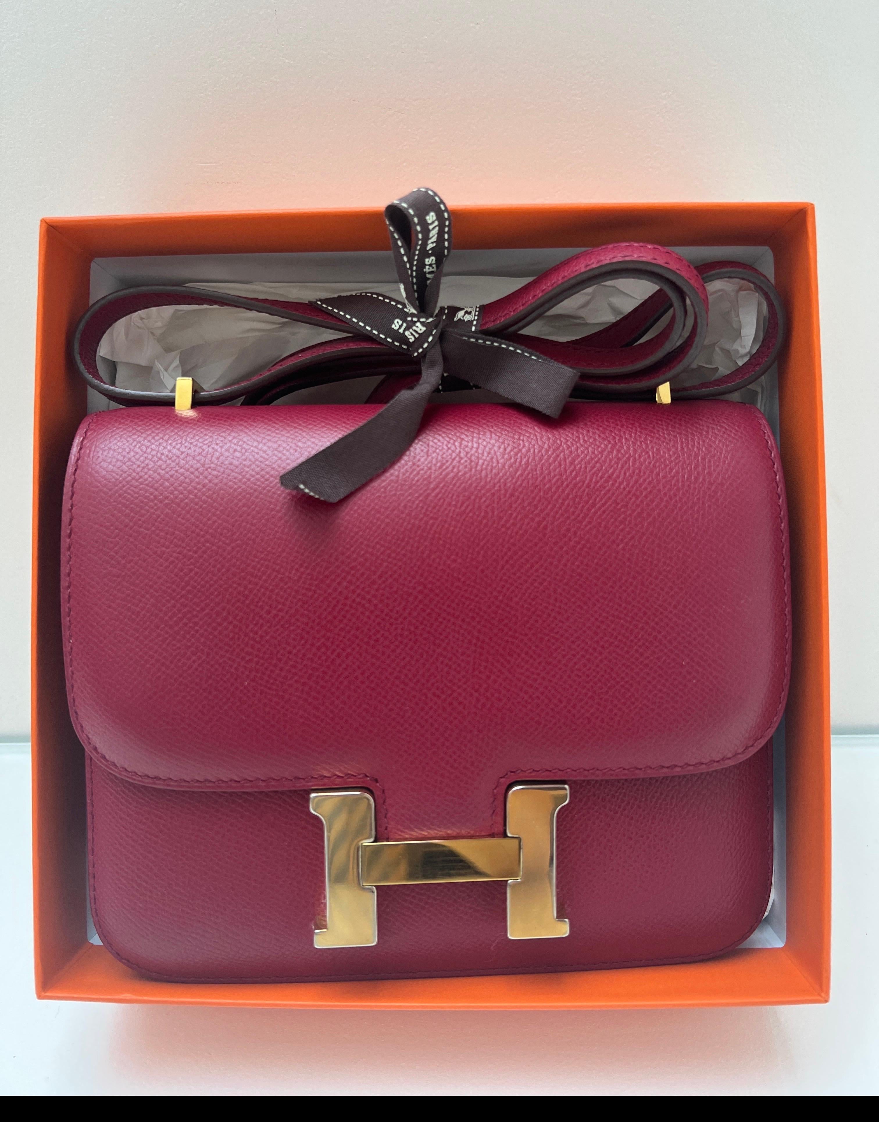 Borsa Hermes 18 Constance Rouge Casaque. Colore rosso intenso in pelle di epsom. Constance in formato mini con finiture dorate. Leggera usura della placcatura H. Light. Interni puliti. Nel complesso buone condizioni. L'unica sbiaditura è l'usura