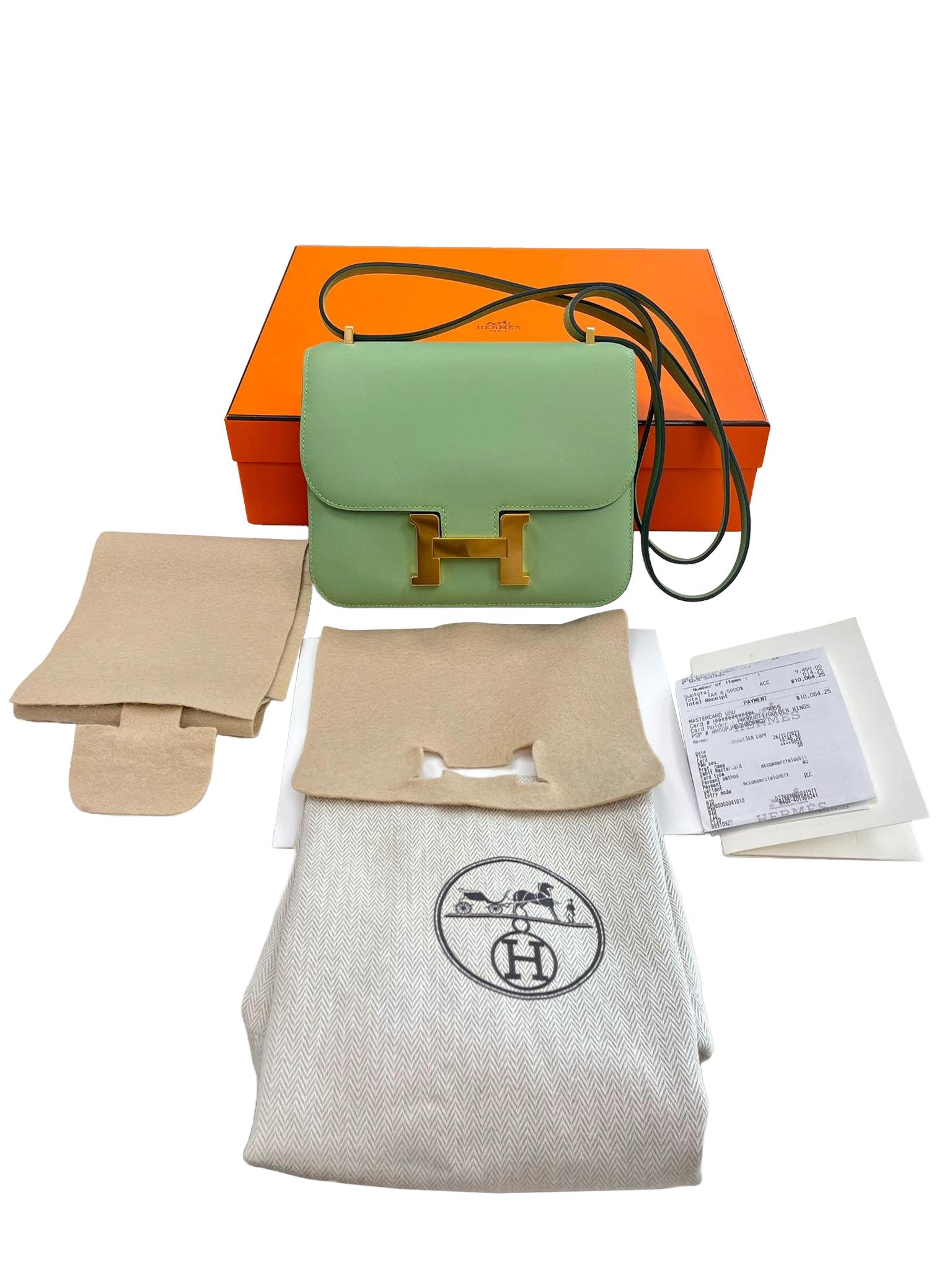 Hermes Constance 18 Vert Criquet Swift Leather With Gold Hardware Handbag In New Condition For Sale In Aventura, FL