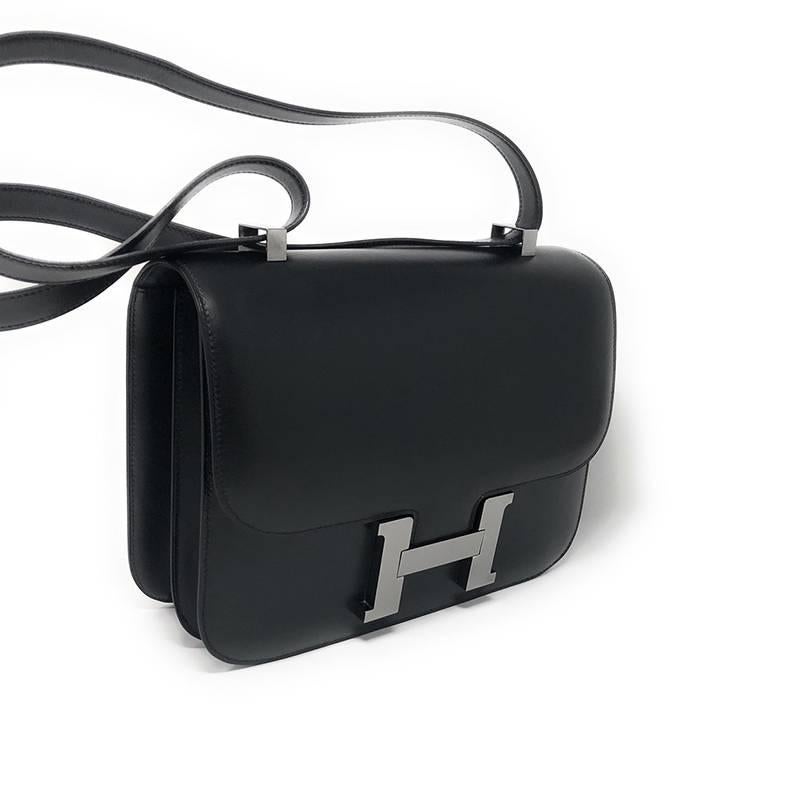 Designed by in-house designer Catherine Chaillet, and named after her daughter, the Hermes Constance Bag is pure elegance. It features sleek lines, a fully adjustable strap, and the iconic “H” clasp.
This is the Constance in 18cm size crafted of 