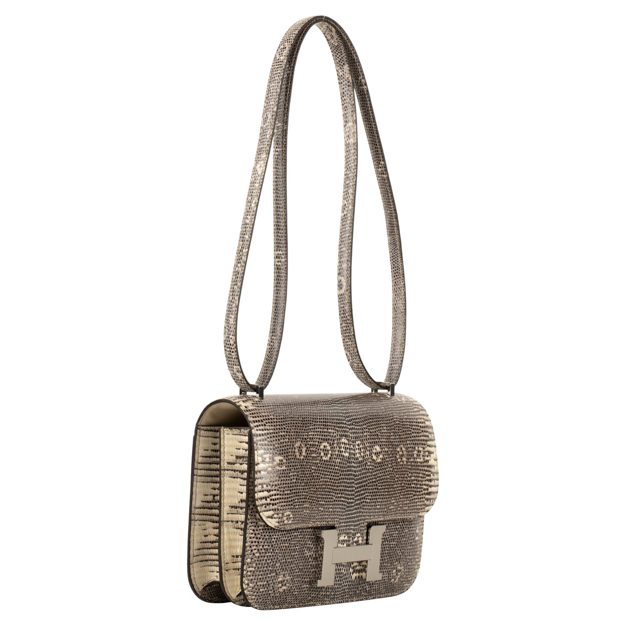 Marca: Hermès 
Estilo: Constance 
Tamaño: 18 cm Mini
Color: Ombré
Cuero: Lagarto
Herrajes: Paladio
Año: 2020 Y

Estado: Prístino:
El producto está en perfecto estado, sin signos de desgaste ni daños. Parece sin usar y en su estado