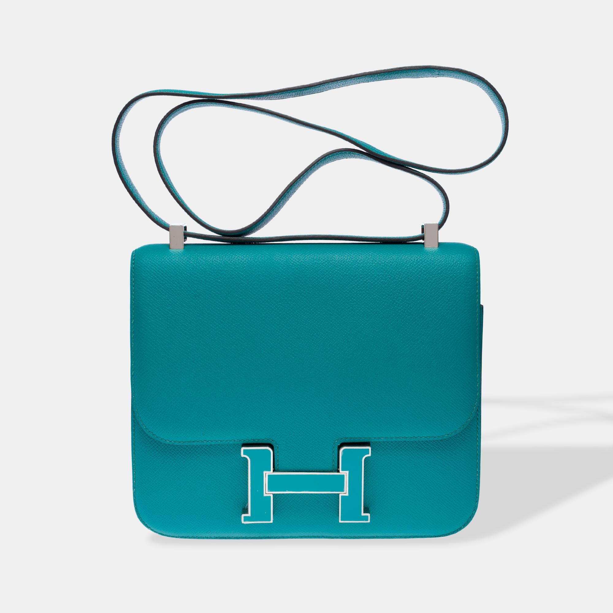 Sublime​ ​Hermès​ ​Constance​ ​23​ ​limited​ ​edition​ ​shoulder​ ​bag​ ​in​ ​Bleu​ ​Paon​ ​Epsom​ ​calfskin​ ​leather​ ​with​ ​Mint​ ​Green​ ​interior,​ ​silver-tone​ ​metal​ ​hardware,​ ​a​ ​blue​ ​Epsom​ ​leather​ ​shoulder​ ​strap​ ​allowing​