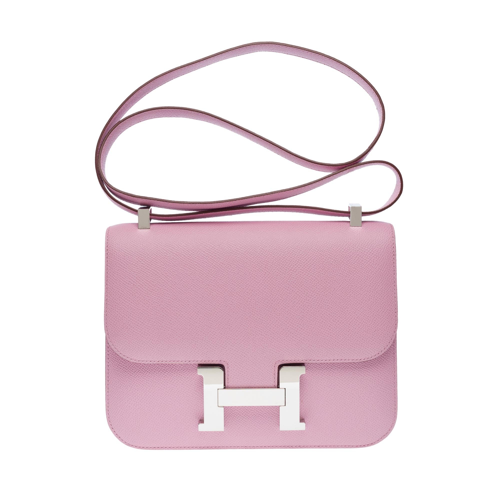 Amazing Hermès Constance 23 Mirror shoulder bag in Mauve Sylvestre Epsom calf, palladium silver metal trim, a purple epsom leather shoulder strap allowing a shoulder or crossbody carry

Logo closure on flap
Purple leather lining, two compartments,