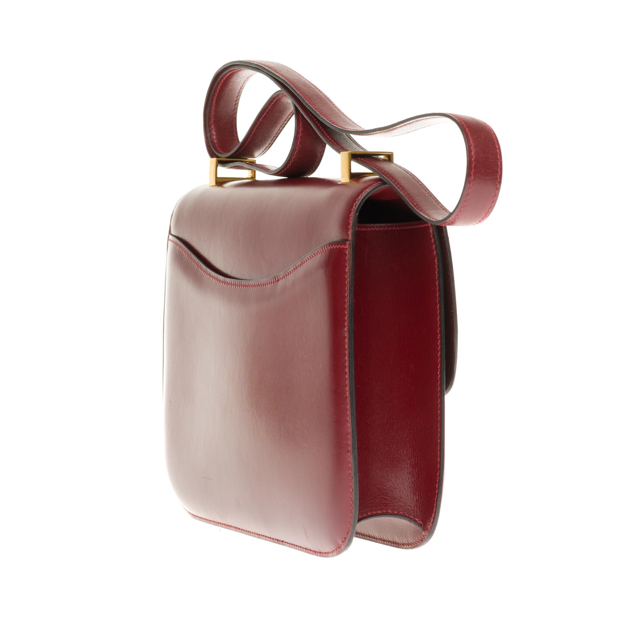 Hermes Constance 23 shoulder bag in burgundy calfskin with gold hardware ! im Zustand „Hervorragend“ in Paris, IDF