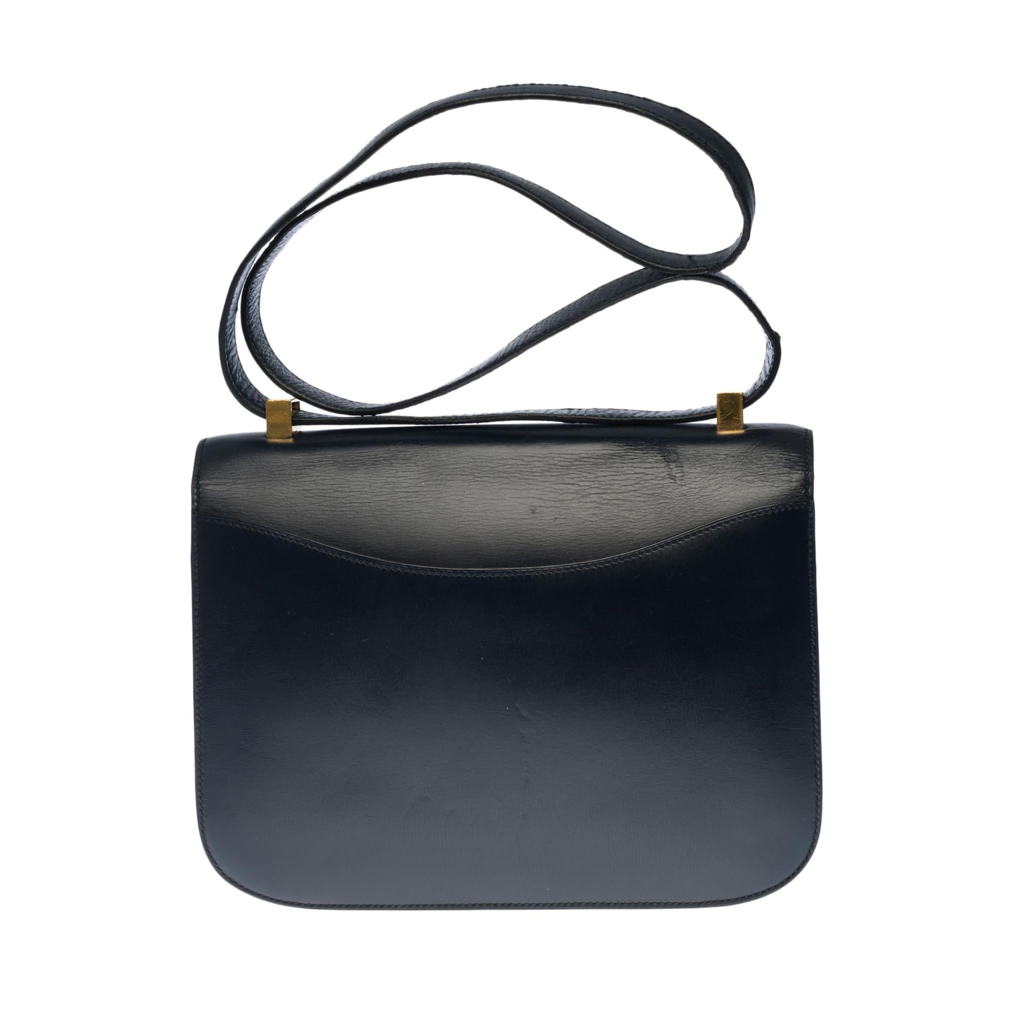 Splendid Hermes Constance 23 cm vintage handbag in navy blue box calfskin, gold-plated metal hardware, transformable handle in navy leather allowing a hand or shoulder support.
Closure with H buckle on flap.
A patch pocket on the back of the