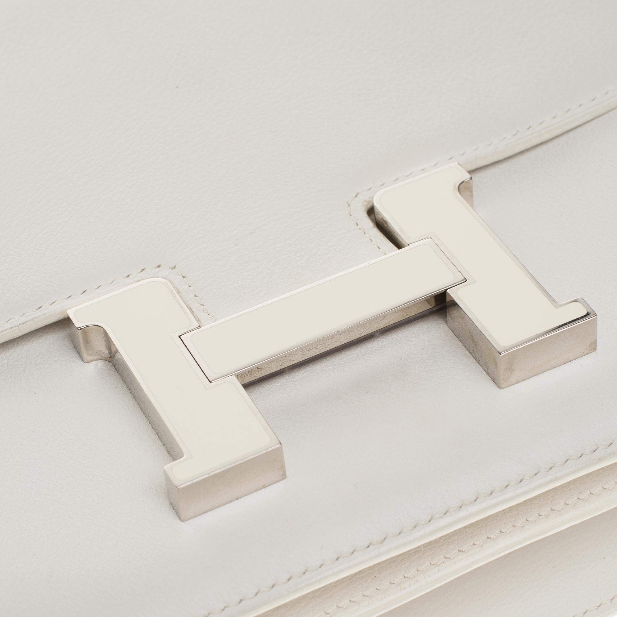 Hermes Constance 23 shoulder bag in white calfskin with gold hardware and enamel In Excellent Condition In Paris, IDF