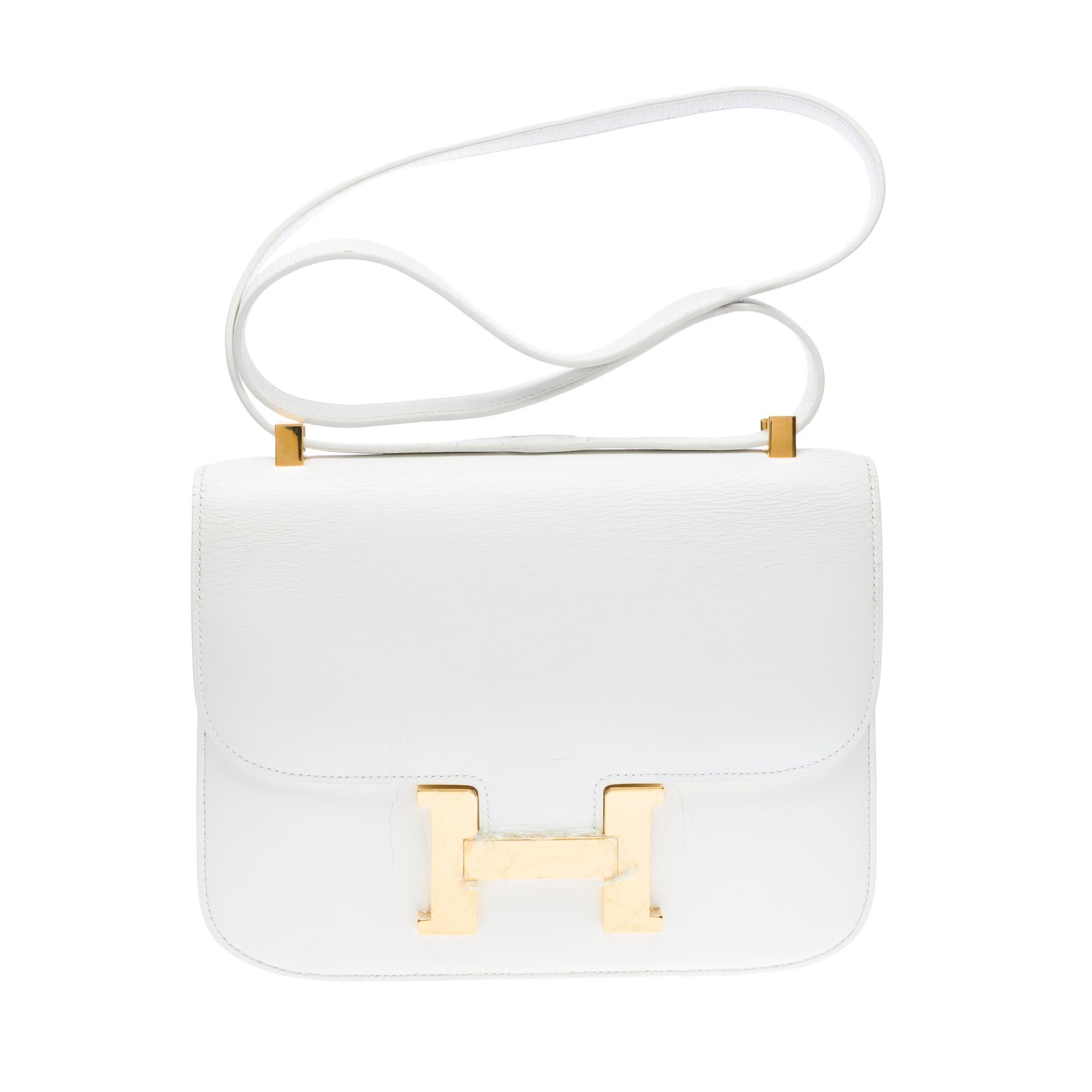 Superb​ ​Hermès​ ​Constance​ ​23​ ​shoulder​ ​bag​ ​in​ ​white​ ​Pecari​ ​leather,​ ​gold​ ​plated​ ​metal​ ​trim,​ ​a​ ​white​ ​pecari​ ​leather​ ​strap​ ​allowing​ ​a​ ​shoulder​ ​or​ ​shoulder​ ​strap

Closure​ ​logo​ ​on​ ​flap
White​ ​leather​