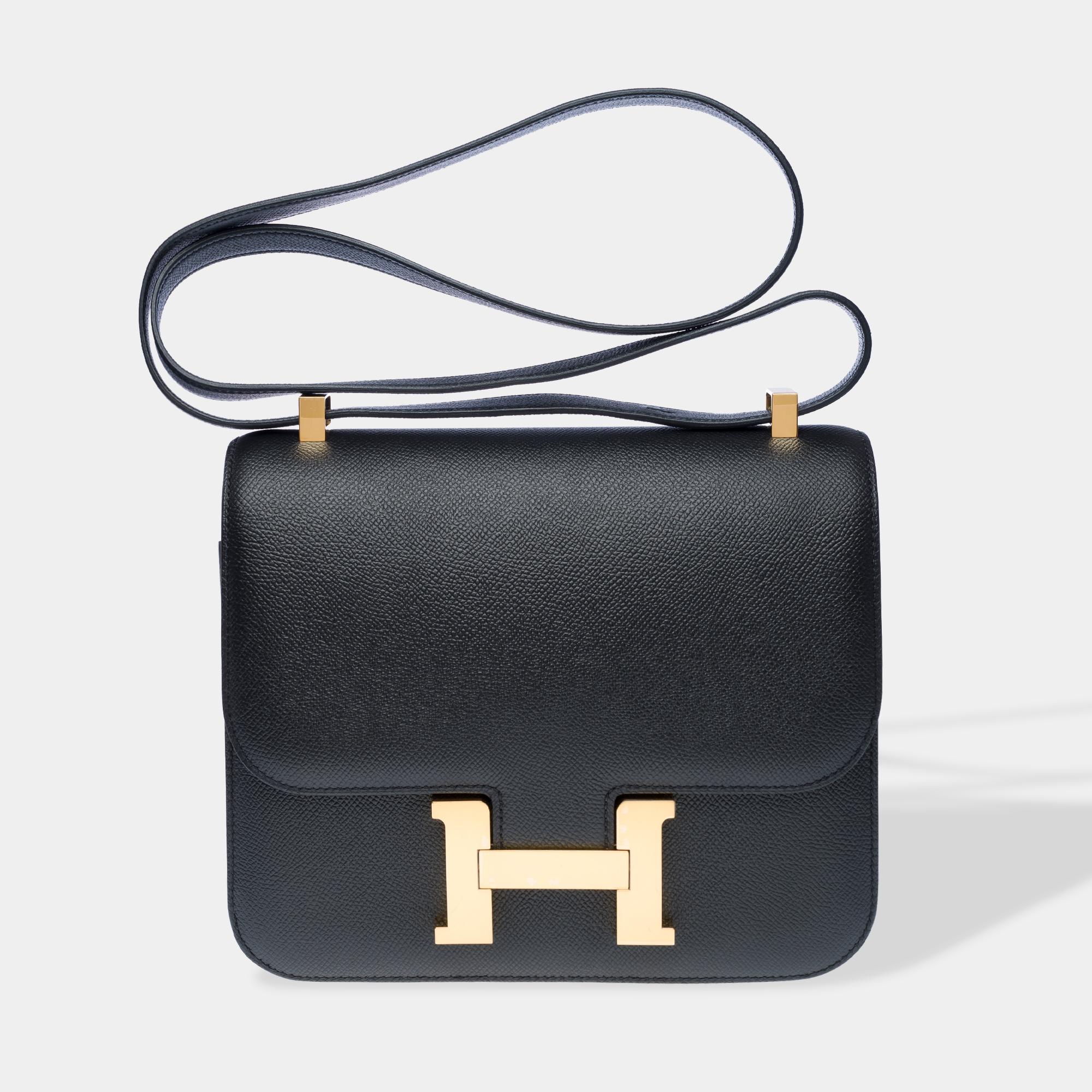 Sublime​ ​Hermès​ ​Constance​ ​23​ ​shoulder​ ​bag​ ​in​ ​black​ ​Epsom​ ​calf​ ​leather,​ ​with​ ​gold​ ​metal​ ​trim,​ ​a​ ​black​ ​Epsom​ ​leather​ ​shoulder​ ​strap​ ​allowing​ ​for​ ​shoulder​ ​or​ ​crossbody​ ​carry

Gold​ ​metal​ ​logo​
