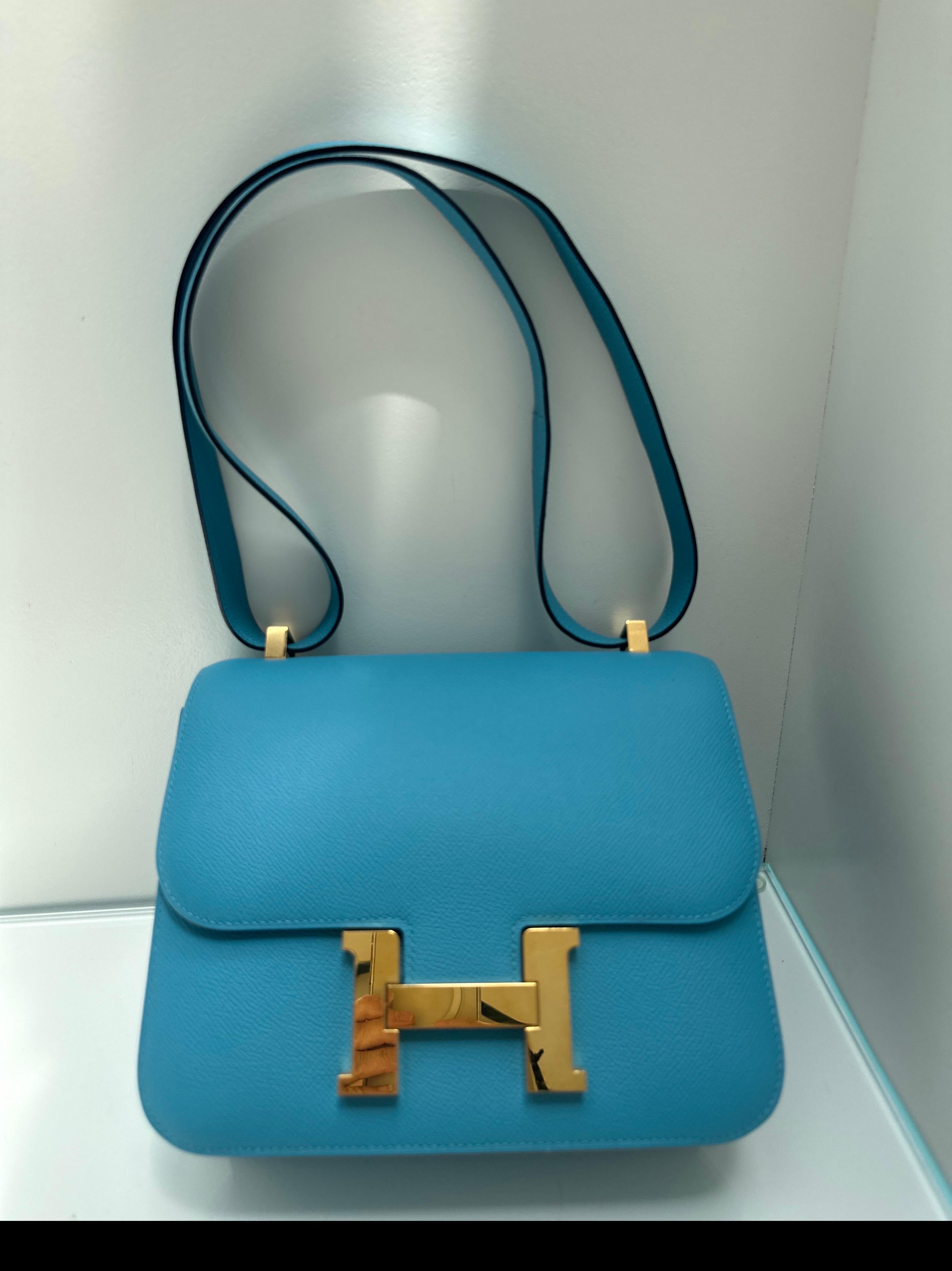 Très désirable et rarement accessible, Hermès Constance 24 dans la rare couleur Bleu Céleste. Cuir d'Epsom et accessoires dorés. Livré avec boîte et sac à poussière, excellent état. C.I.C. de 2018. Authenticité garantie.