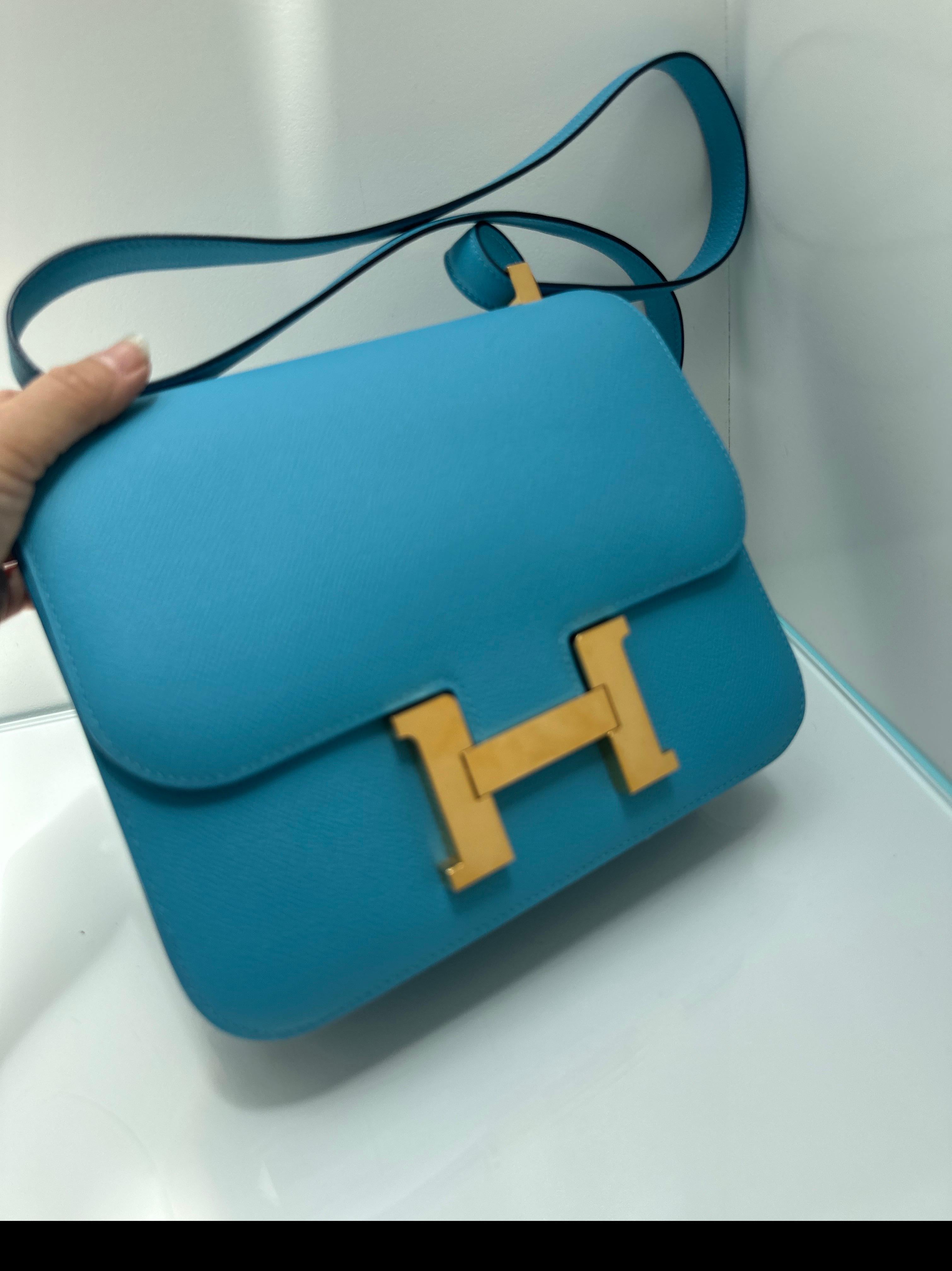 Hermes Constance 24 Bleu Celeste Epsom Gold Hardware Excellent état - En vente à Athens, GA
