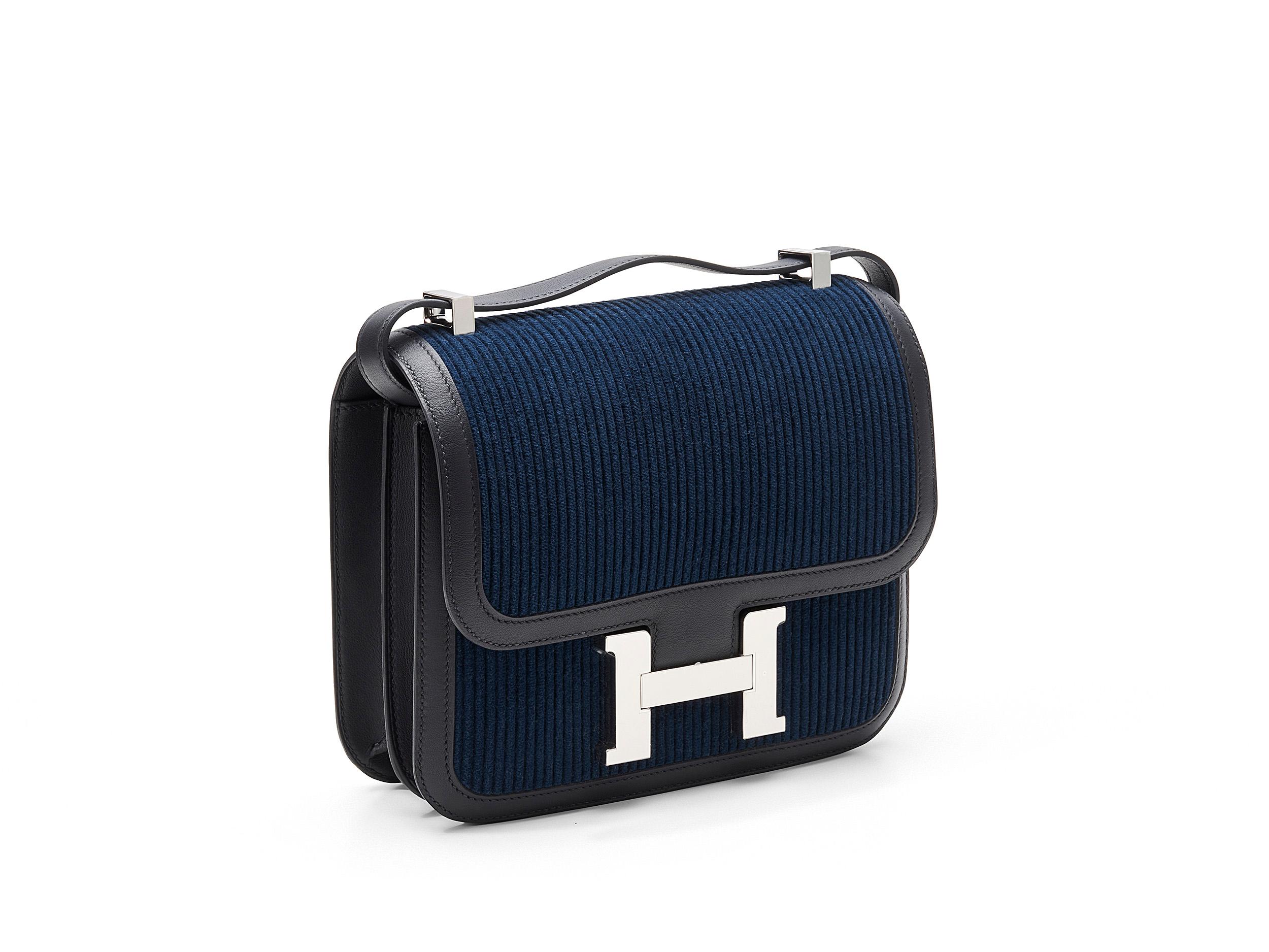 Hermès Constance 24 in Marineblau und Kord mit Palladiumbeschlägen. Diese Tasche ist eine limitierte Auflage, ungetragen und wird als komplettes Set mit dem Originalbeleg geliefert.
Stempel Y (2020) 

