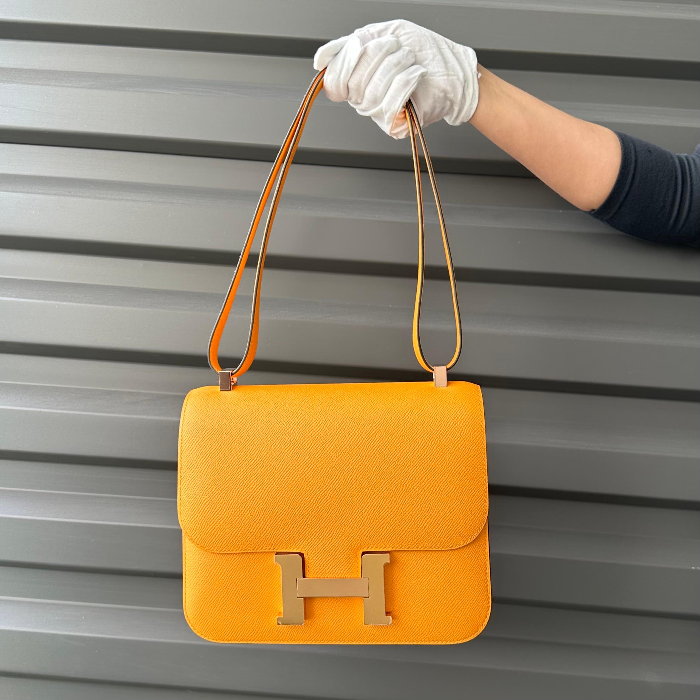 Beschreibung: Dies ist eine wunderschöne Hermès Constance 24 HSS Special Order in einem feurigen gelb-orangefarbenen Farbton 