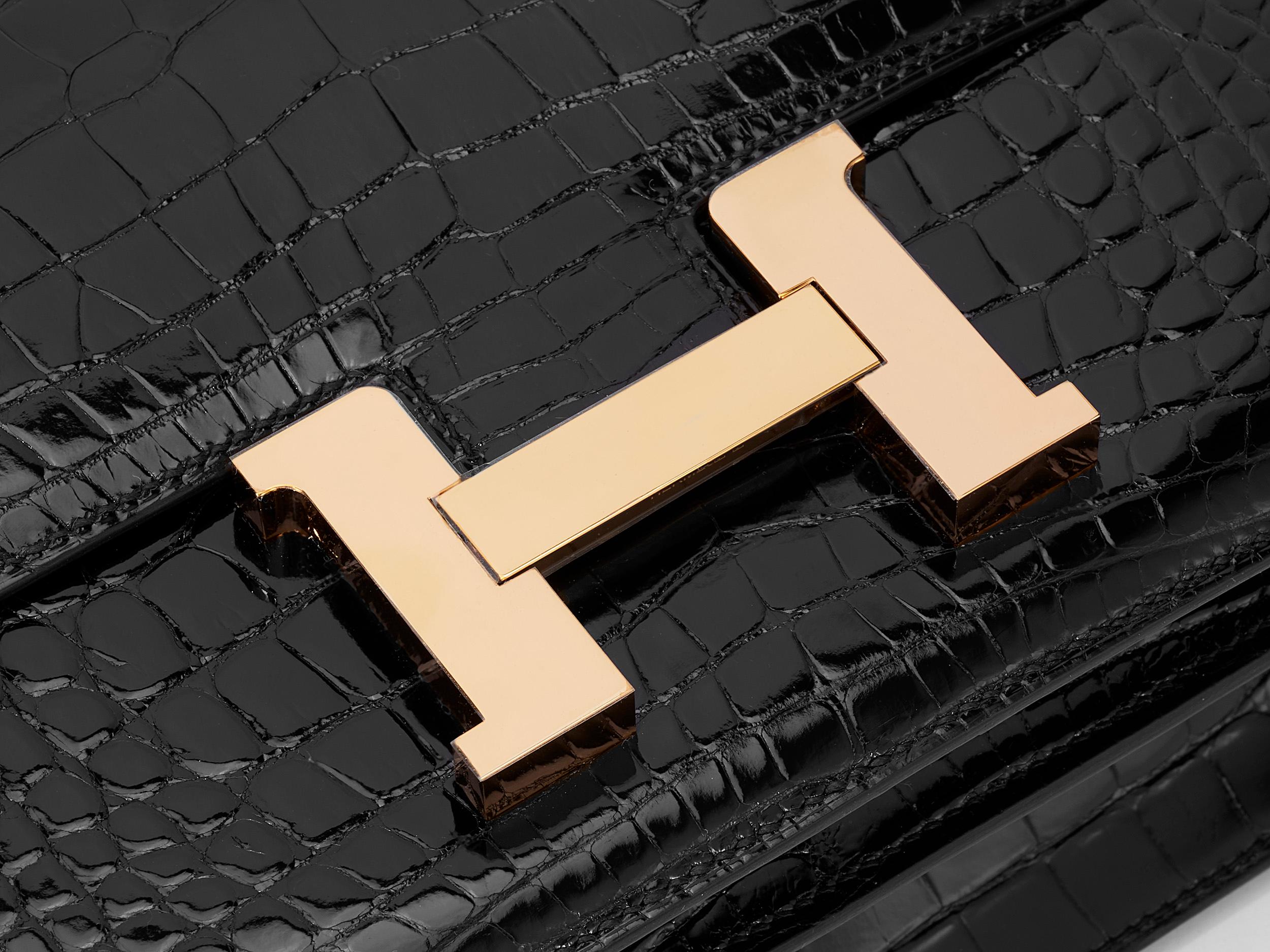 Hermès Constance 24 Noir/Black Alligator Mississippi Lisse Gold Hardware Unisexe en vente
