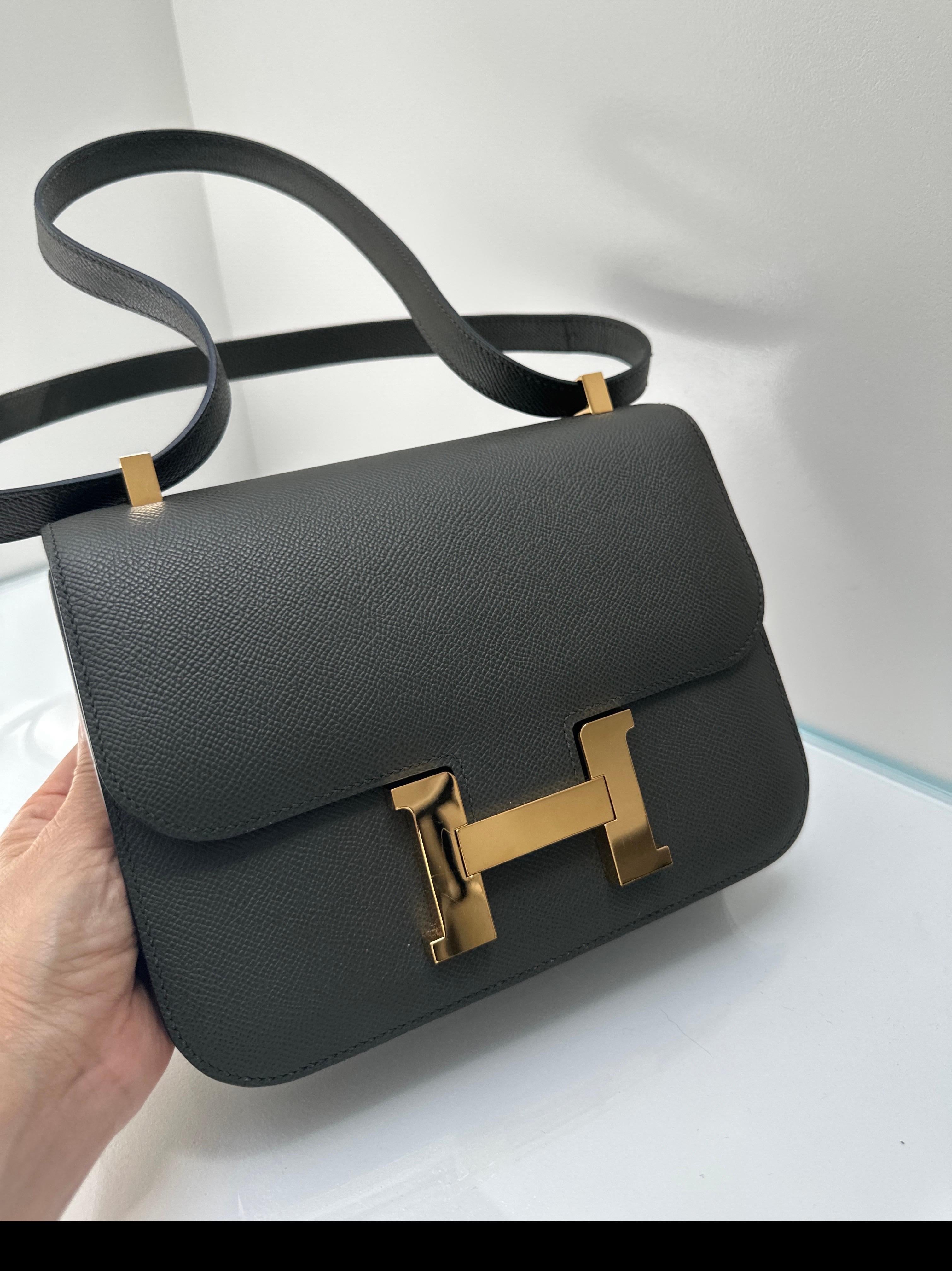 Hermès Constance 24, très recherché et difficile à acquérir, dans la très rare couleur Vert De Gris. Cuir d'Epsom et accessoires dorés. Excellent état, y compris le sac à poussière et la boîte. Timbre U de 2022. Authenticité garantie. 