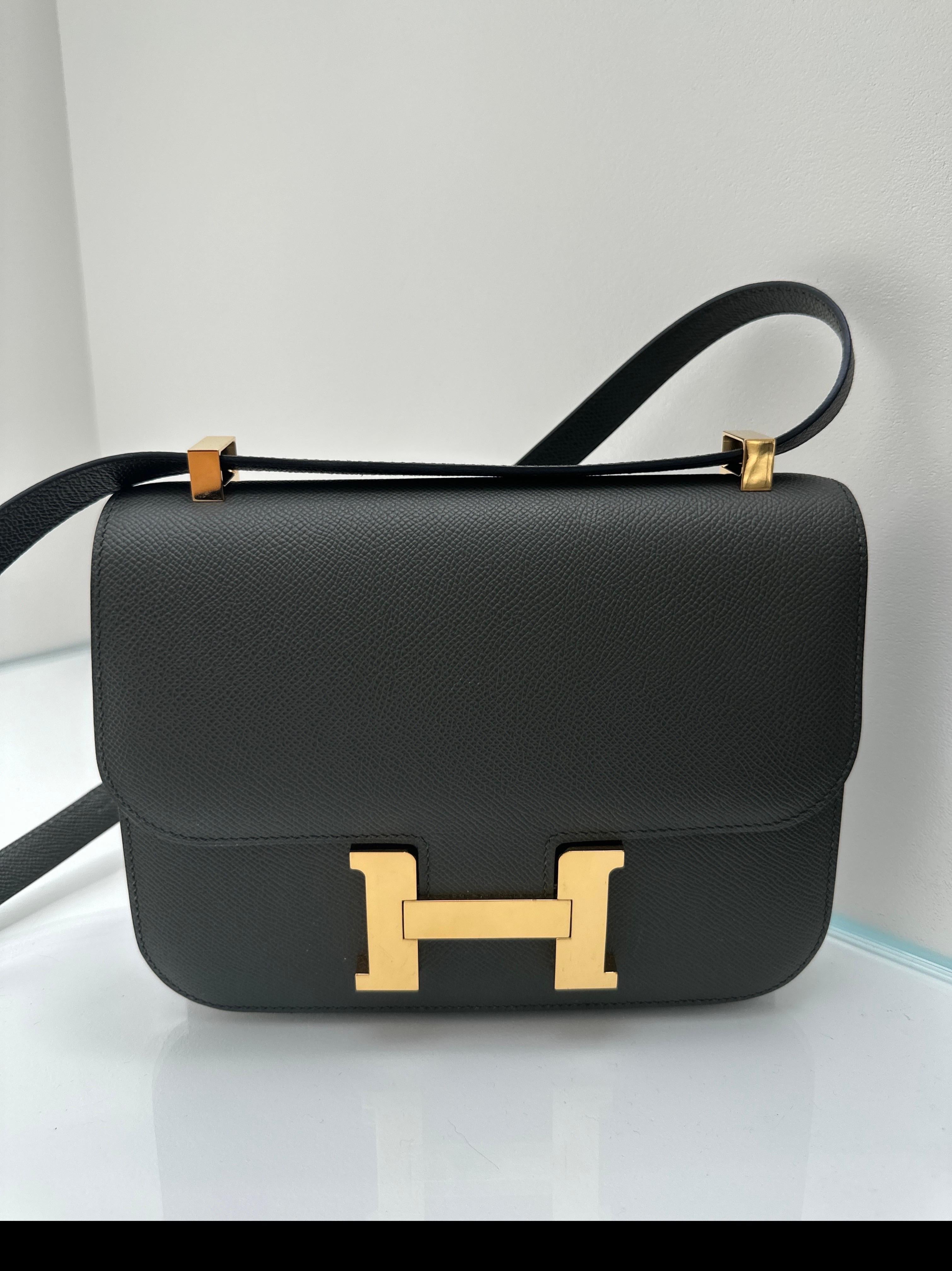 Hermes Constance 24 Vert De Gris Epsom Gold Hardware Bon état - En vente à Athens, GA