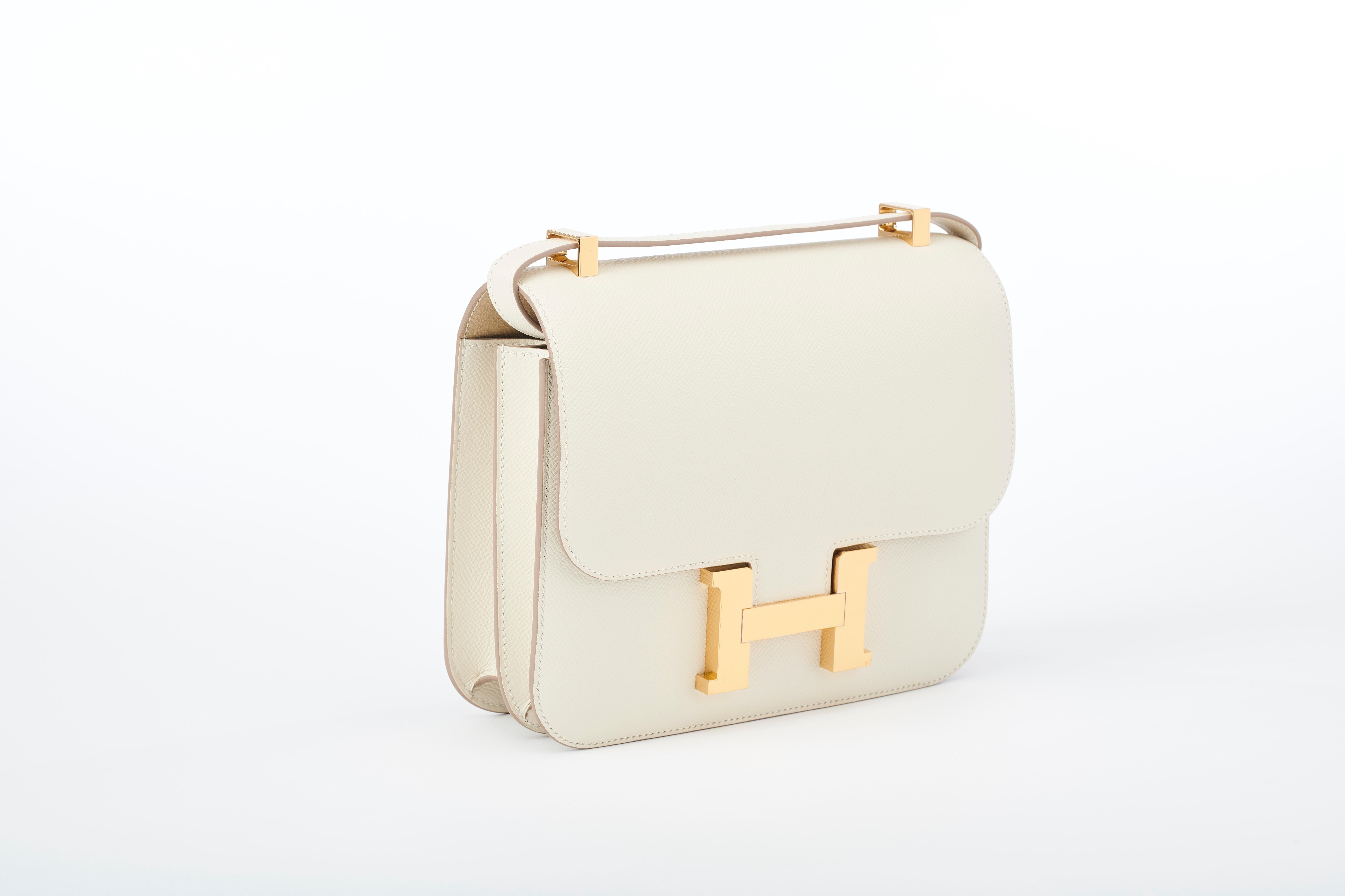 Als klassisches Modell der Hermès-Linie ist die Constance ein echter Dauerbrenner. 

Die hier gezeigte Tasche ist aus leichtem:: strapazierfähigem Craie-Epsom-Leder gefertigt und verfügt über ein schnelles Interieur und goldene Beschläge. 


Die