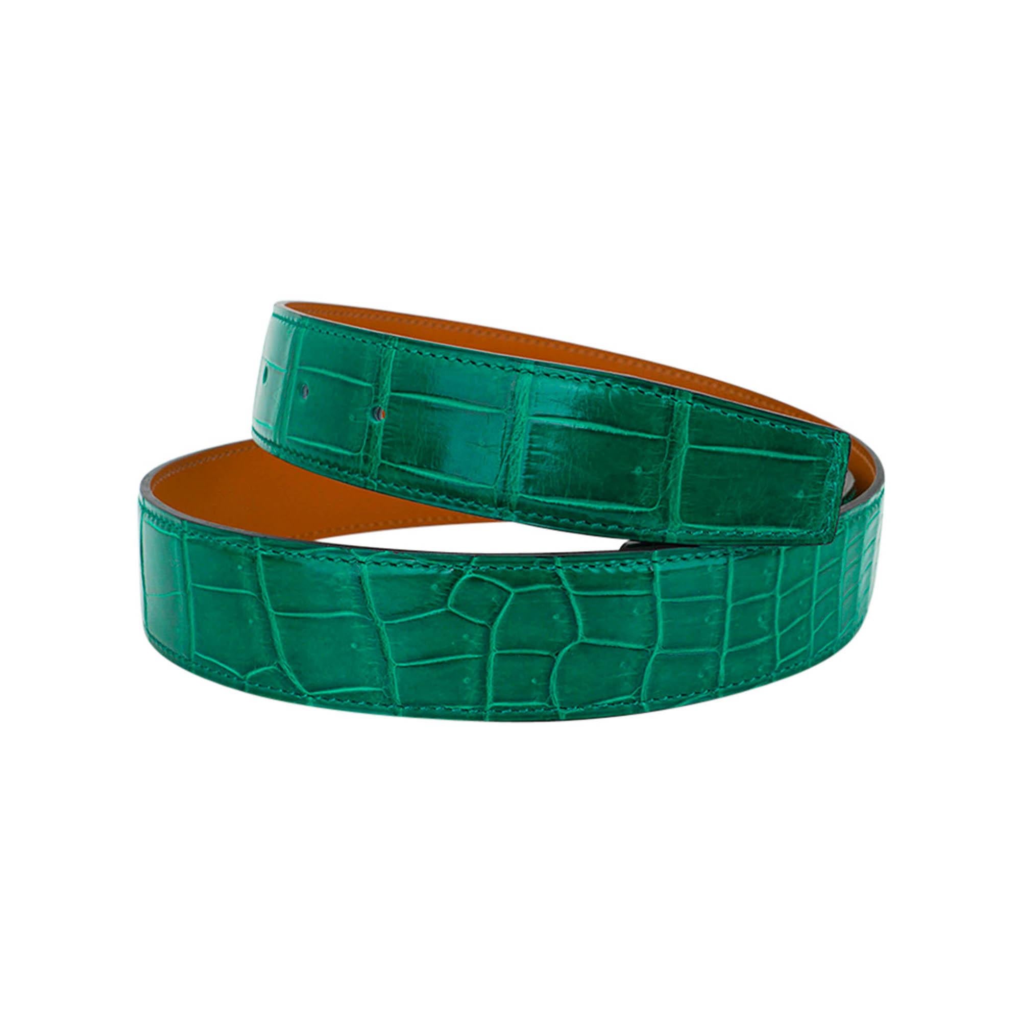 Mightychic offers an Hermes Constance 32 mm belt strap ONLY featured in coveted Vert Emeraude
Porosus Crocodile.
This richly saturated jewel toned green creates a very chic and wearable belt.
Pairs beautifully with either a Palladium or Gold 32 mm